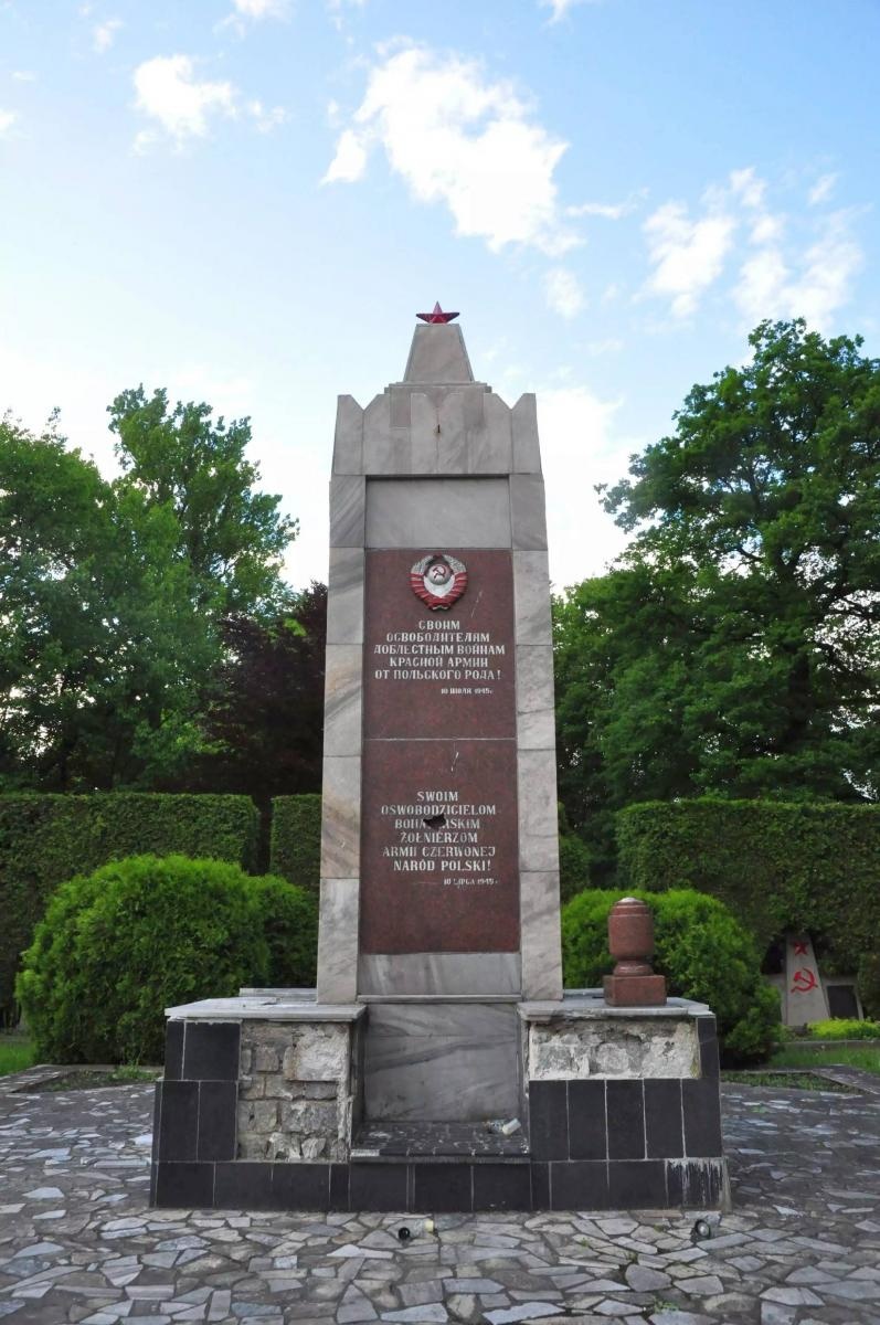 Zdjęcie w galerii na portalu naszraciborz.pl: Dowalanie Ruskim. Kolejny akt wandalizmu na cmentarzu przy Odrostradzie wiadomości z regionu