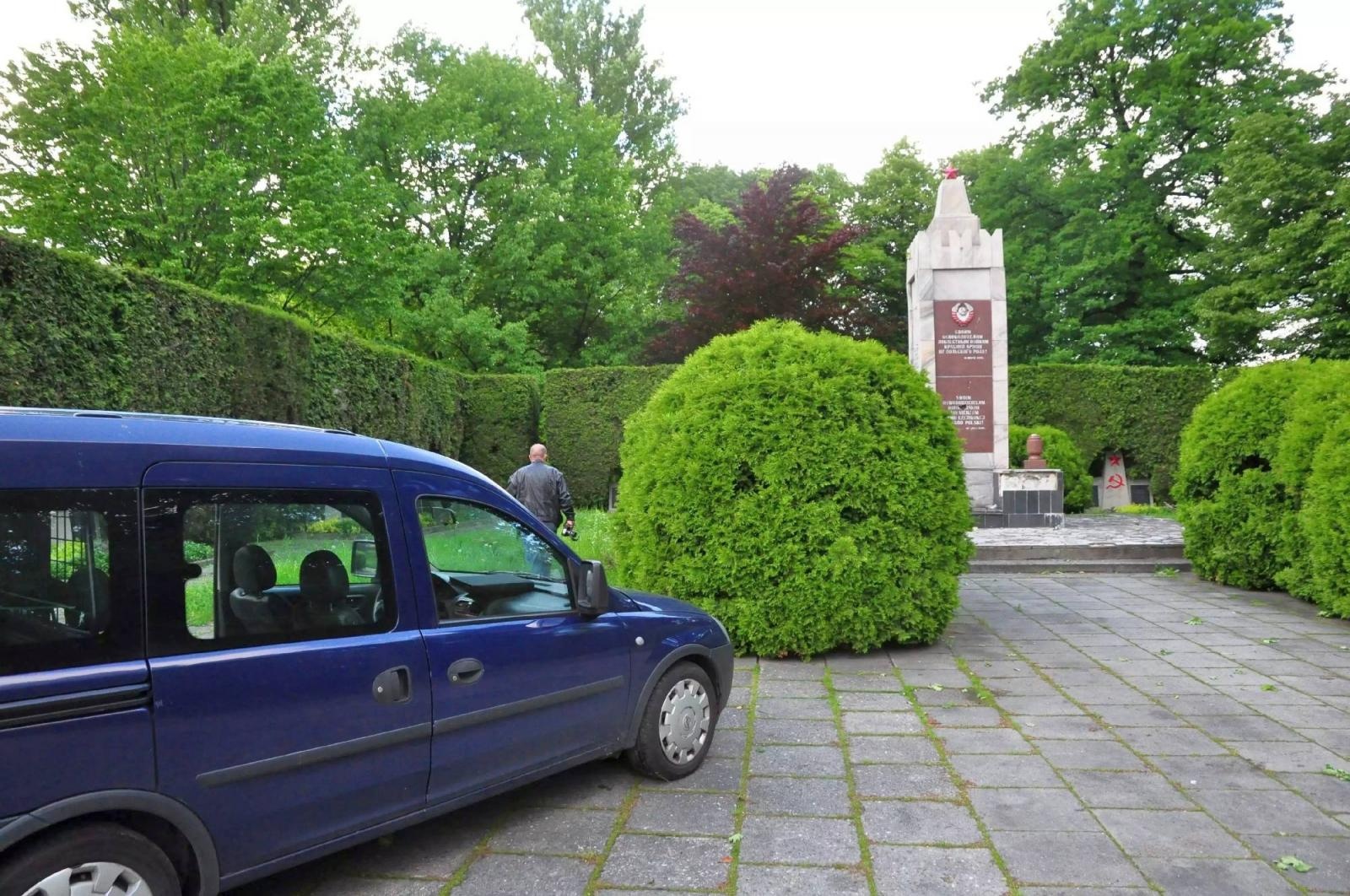 Zdjęcie w galerii na portalu naszraciborz.pl: Dowalanie Ruskim. Kolejny akt wandalizmu na cmentarzu przy Odrostradzie wiadomości z regionu