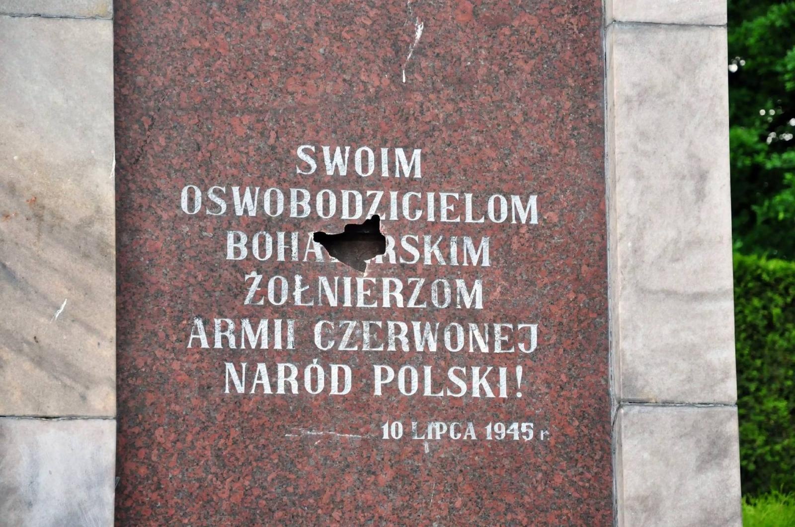 Zdjęcie w galerii na portalu naszraciborz.pl: Dowalanie Ruskim. Kolejny akt wandalizmu na cmentarzu przy Odrostradzie wiadomości z regionu