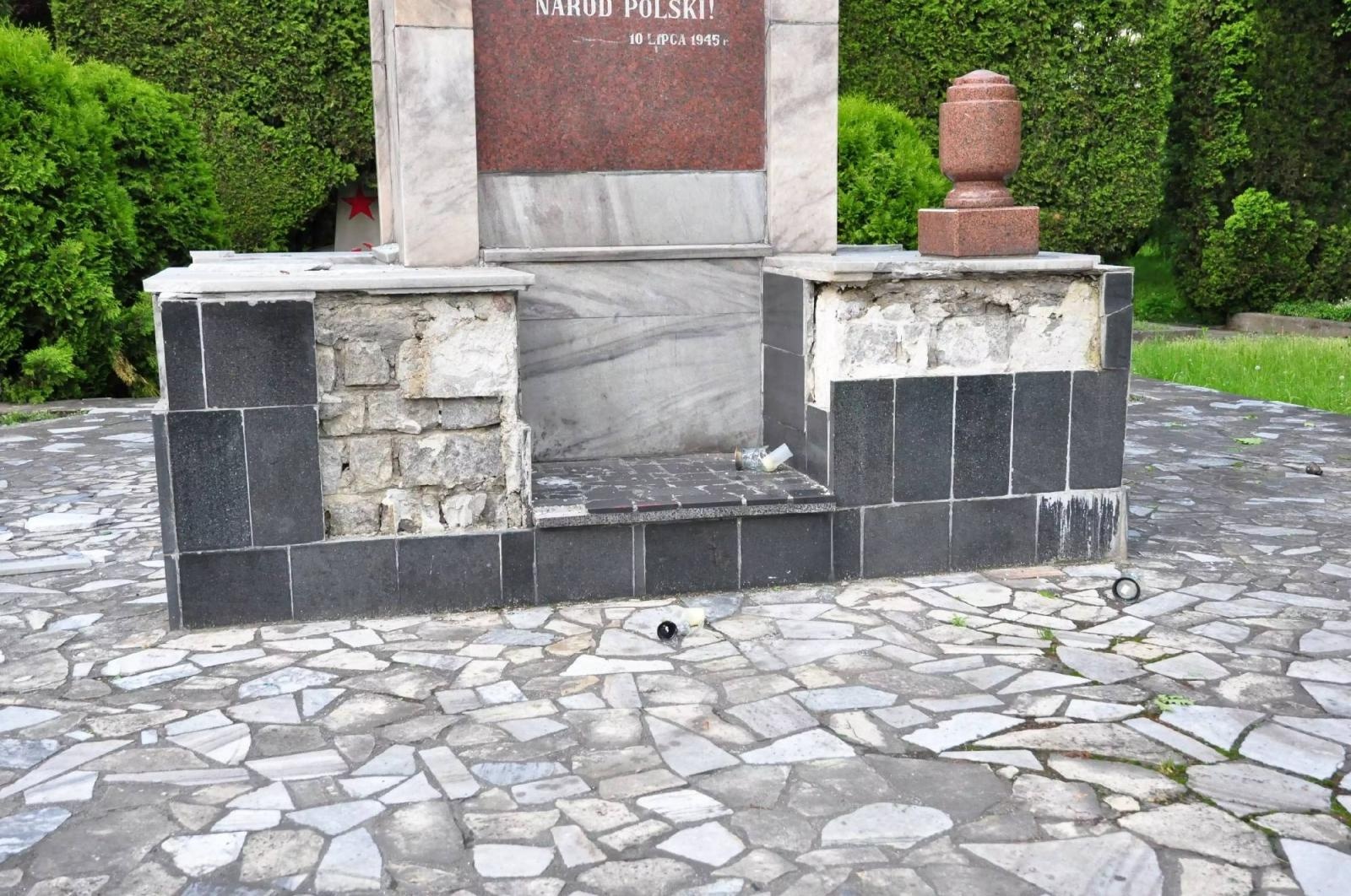 Zdjęcie w galerii na portalu naszraciborz.pl: Dowalanie Ruskim. Kolejny akt wandalizmu na cmentarzu przy Odrostradzie wiadomości z regionu