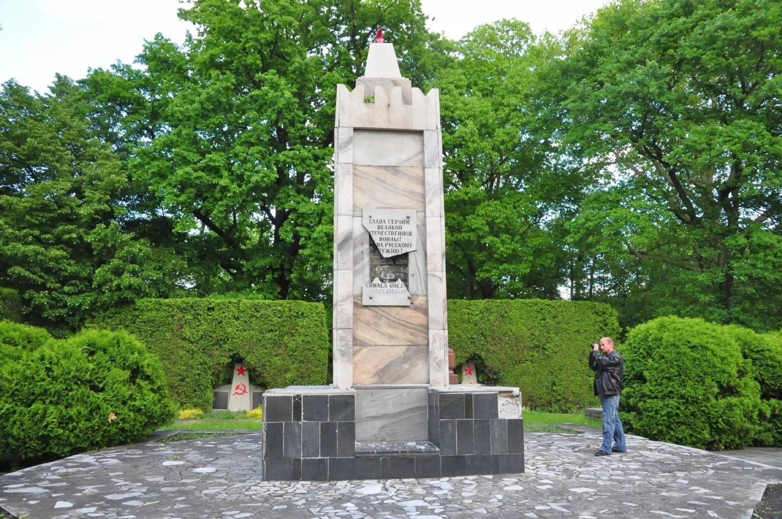 Zdjęcie w galerii na portalu naszraciborz.pl: Dowalanie Ruskim. Kolejny akt wandalizmu na cmentarzu przy Odrostradzie wiadomości z regionu