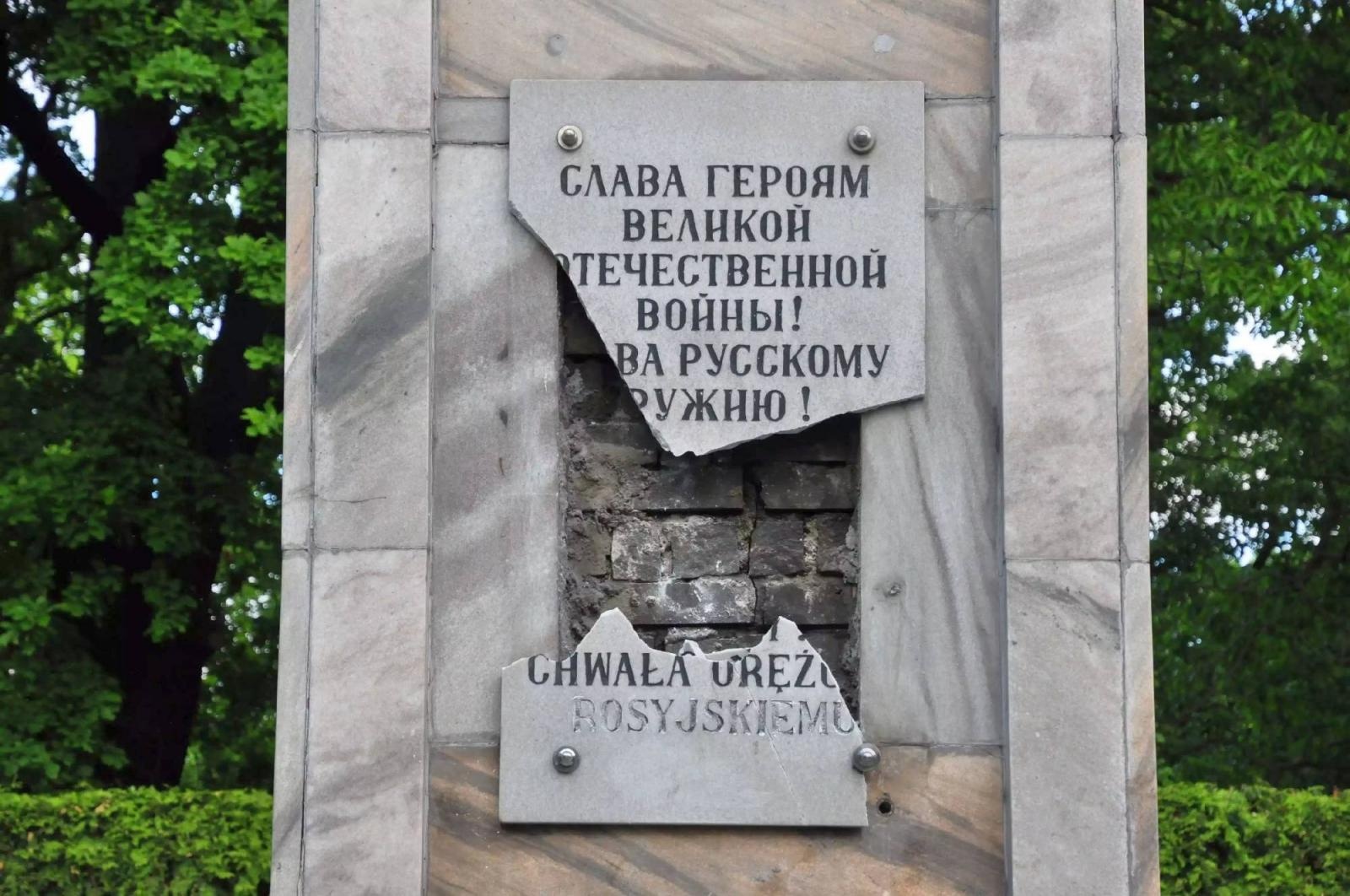 Zdjęcie w galerii na portalu naszraciborz.pl: Dowalanie Ruskim. Kolejny akt wandalizmu na cmentarzu przy Odrostradzie wiadomości z regionu