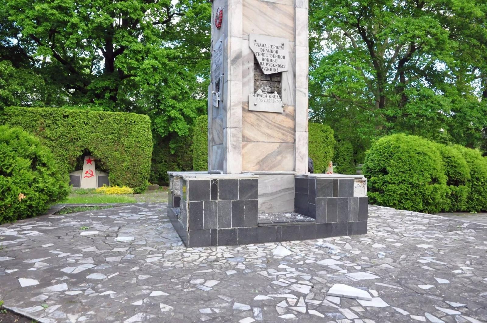 Zdjęcie w galerii na portalu naszraciborz.pl: Dowalanie Ruskim. Kolejny akt wandalizmu na cmentarzu przy Odrostradzie wiadomości z regionu