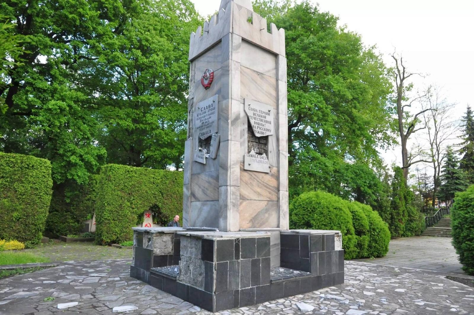 Zdjęcie w galerii na portalu naszraciborz.pl: Dowalanie Ruskim. Kolejny akt wandalizmu na cmentarzu przy Odrostradzie wiadomości z regionu