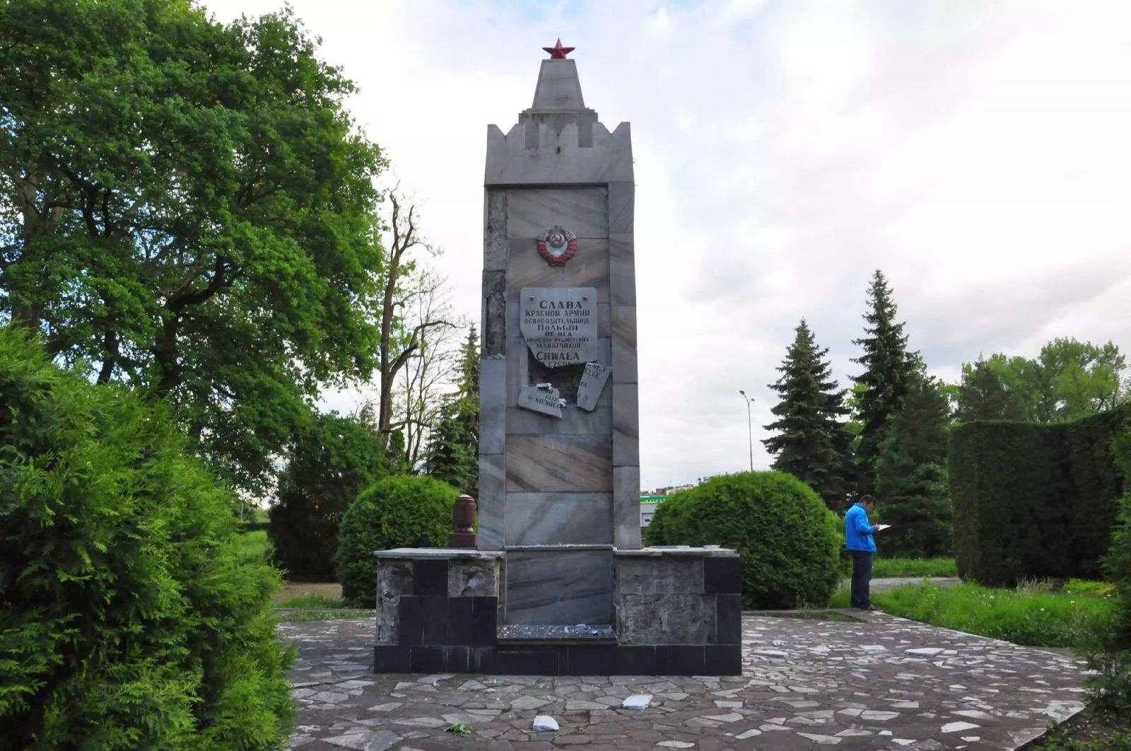 Zdjęcie w galerii na portalu naszraciborz.pl: Dowalanie Ruskim. Kolejny akt wandalizmu na cmentarzu przy Odrostradzie wiadomości z regionu