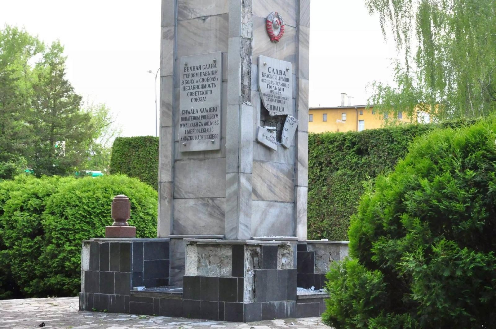 Zdjęcie w galerii na portalu naszraciborz.pl: Dowalanie Ruskim. Kolejny akt wandalizmu na cmentarzu przy Odrostradzie wiadomości z regionu