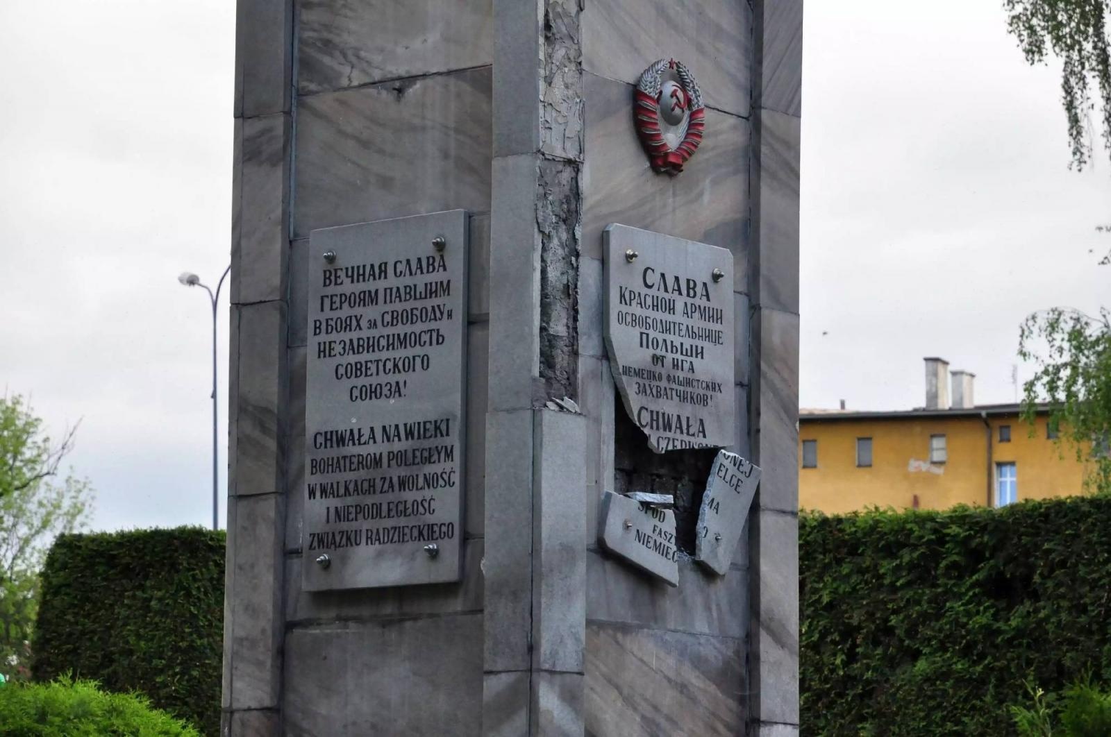 Zdjęcie w galerii na portalu naszraciborz.pl: Dowalanie Ruskim. Kolejny akt wandalizmu na cmentarzu przy Odrostradzie wiadomości z regionu