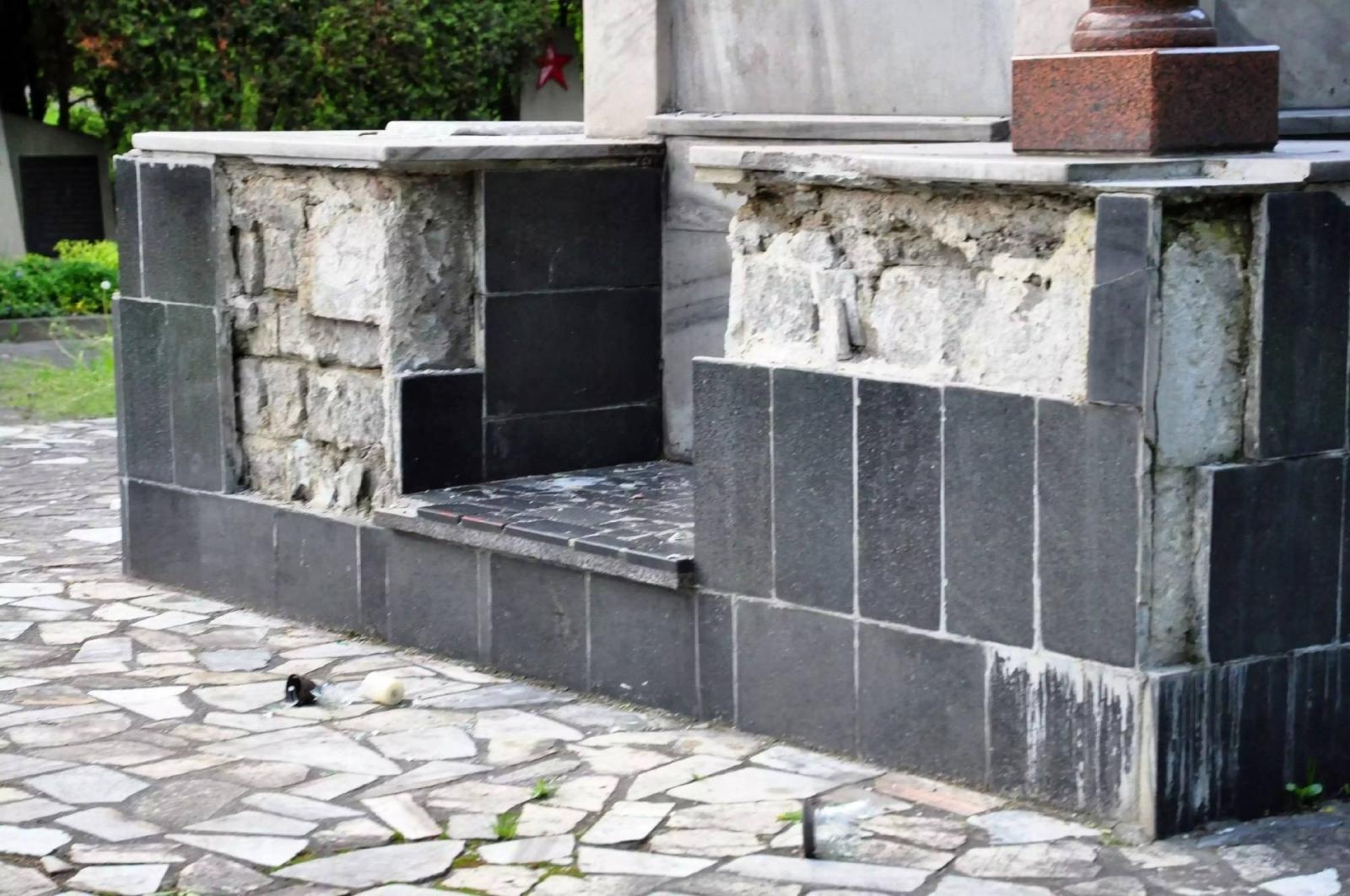 Zdjęcie w galerii na portalu naszraciborz.pl: Dowalanie Ruskim. Kolejny akt wandalizmu na cmentarzu przy Odrostradzie wiadomości z regionu