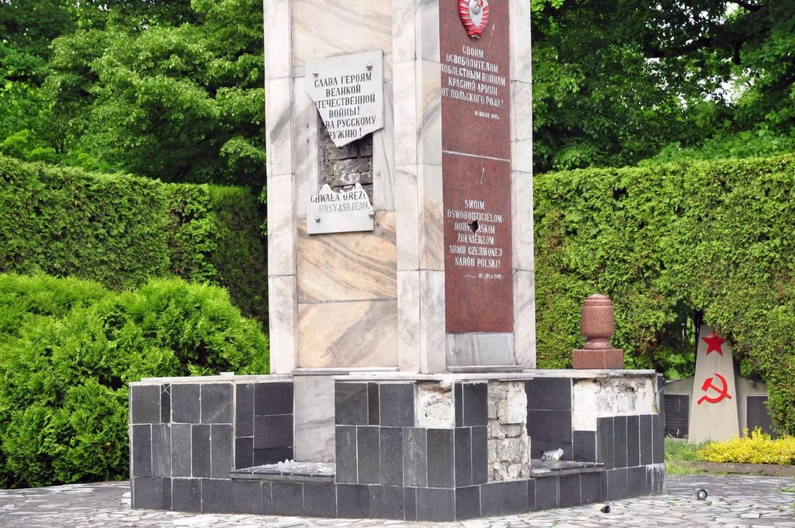 Zdjęcie w galerii na portalu naszraciborz.pl: Dowalanie Ruskim. Kolejny akt wandalizmu na cmentarzu przy Odrostradzie wiadomości z regionu