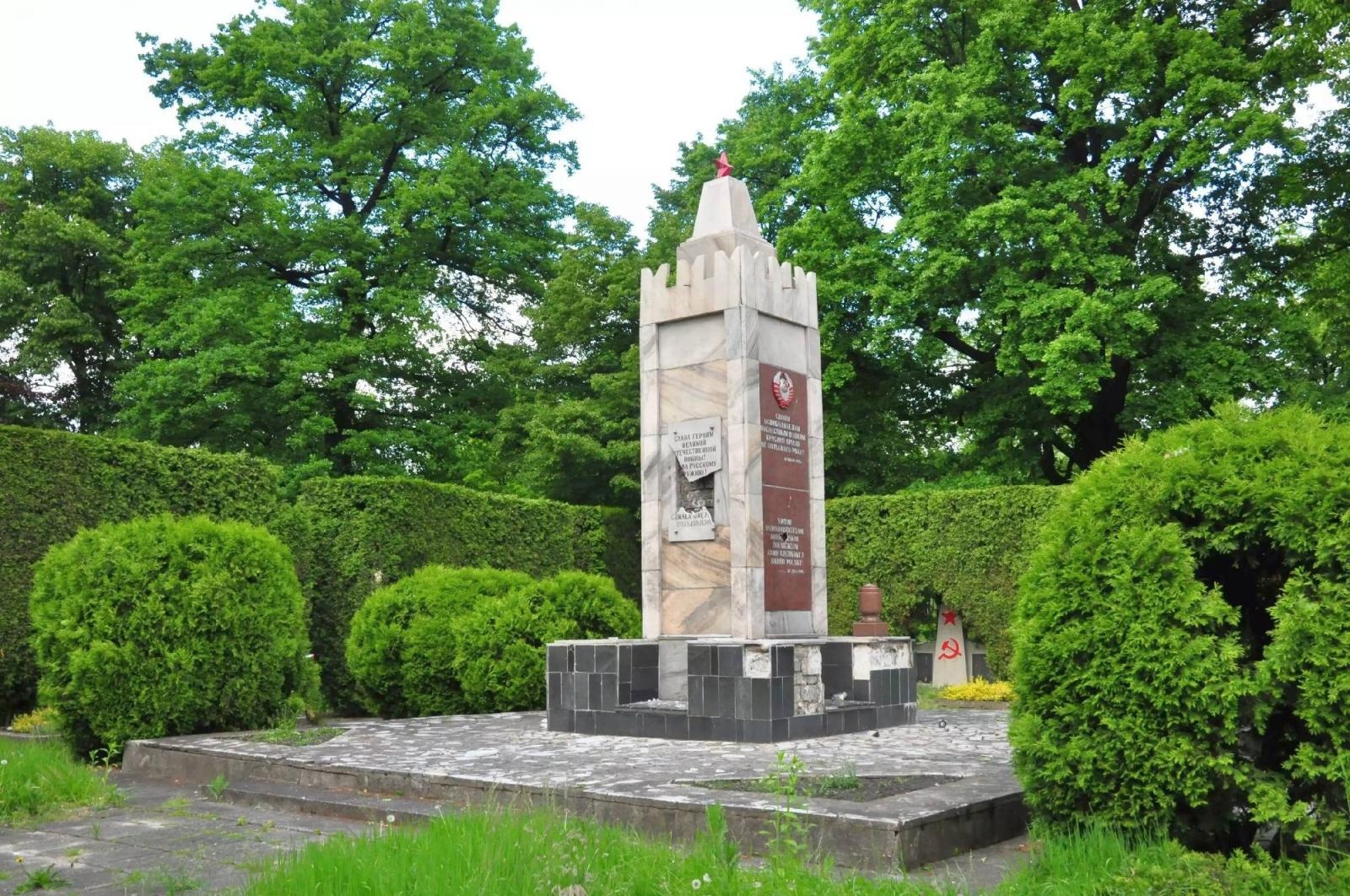 Zdjęcie w galerii na portalu naszraciborz.pl: Dowalanie Ruskim. Kolejny akt wandalizmu na cmentarzu przy Odrostradzie wiadomości z regionu