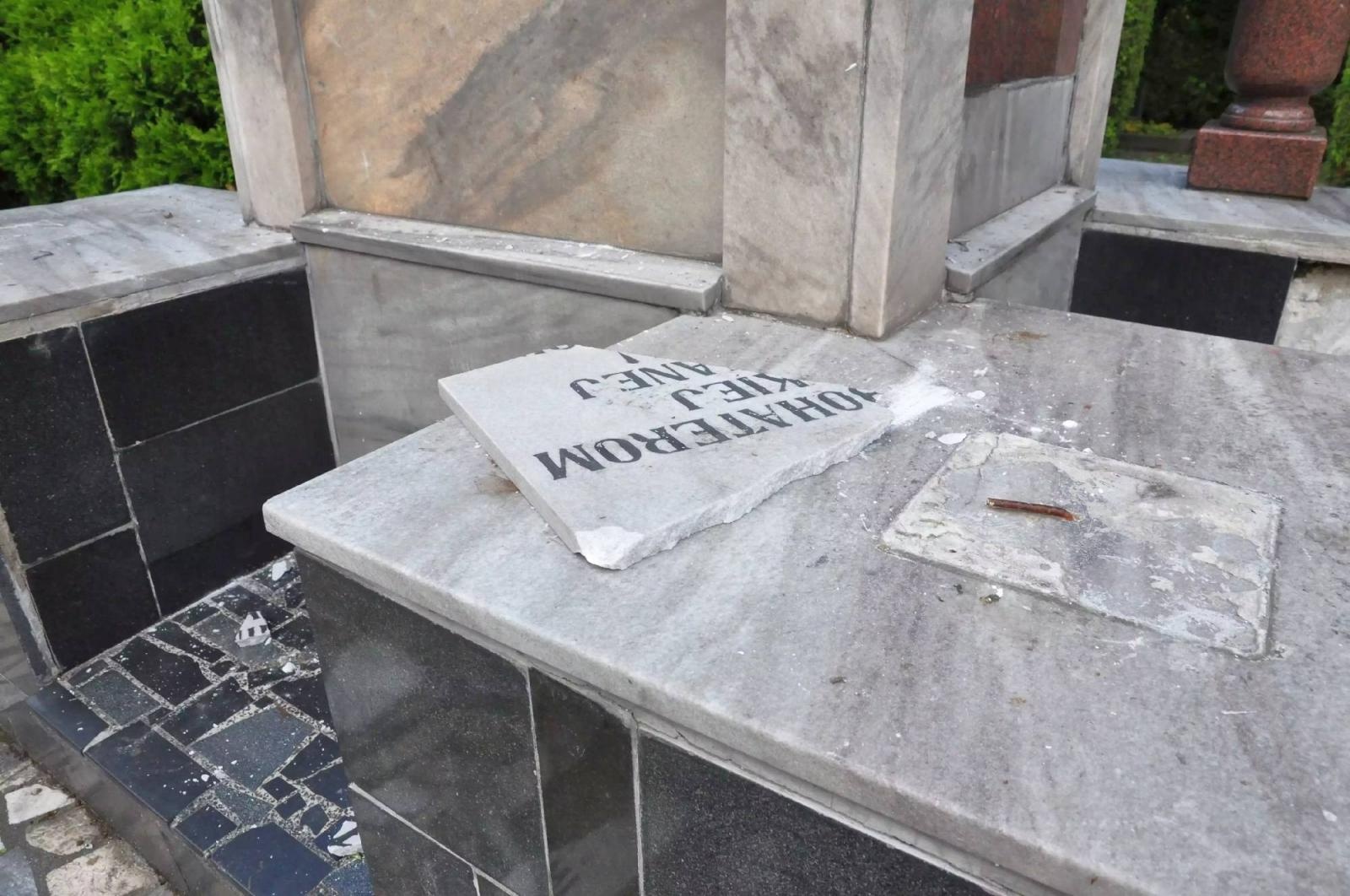 Zdjęcie w galerii na portalu naszraciborz.pl: Dowalanie Ruskim. Kolejny akt wandalizmu na cmentarzu przy Odrostradzie wiadomości z regionu