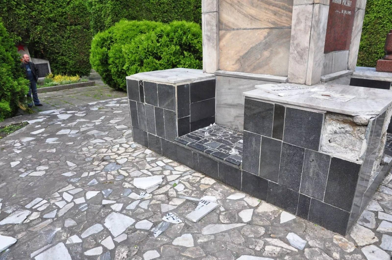 Zdjęcie w galerii na portalu naszraciborz.pl: Dowalanie Ruskim. Kolejny akt wandalizmu na cmentarzu przy Odrostradzie wiadomości z regionu