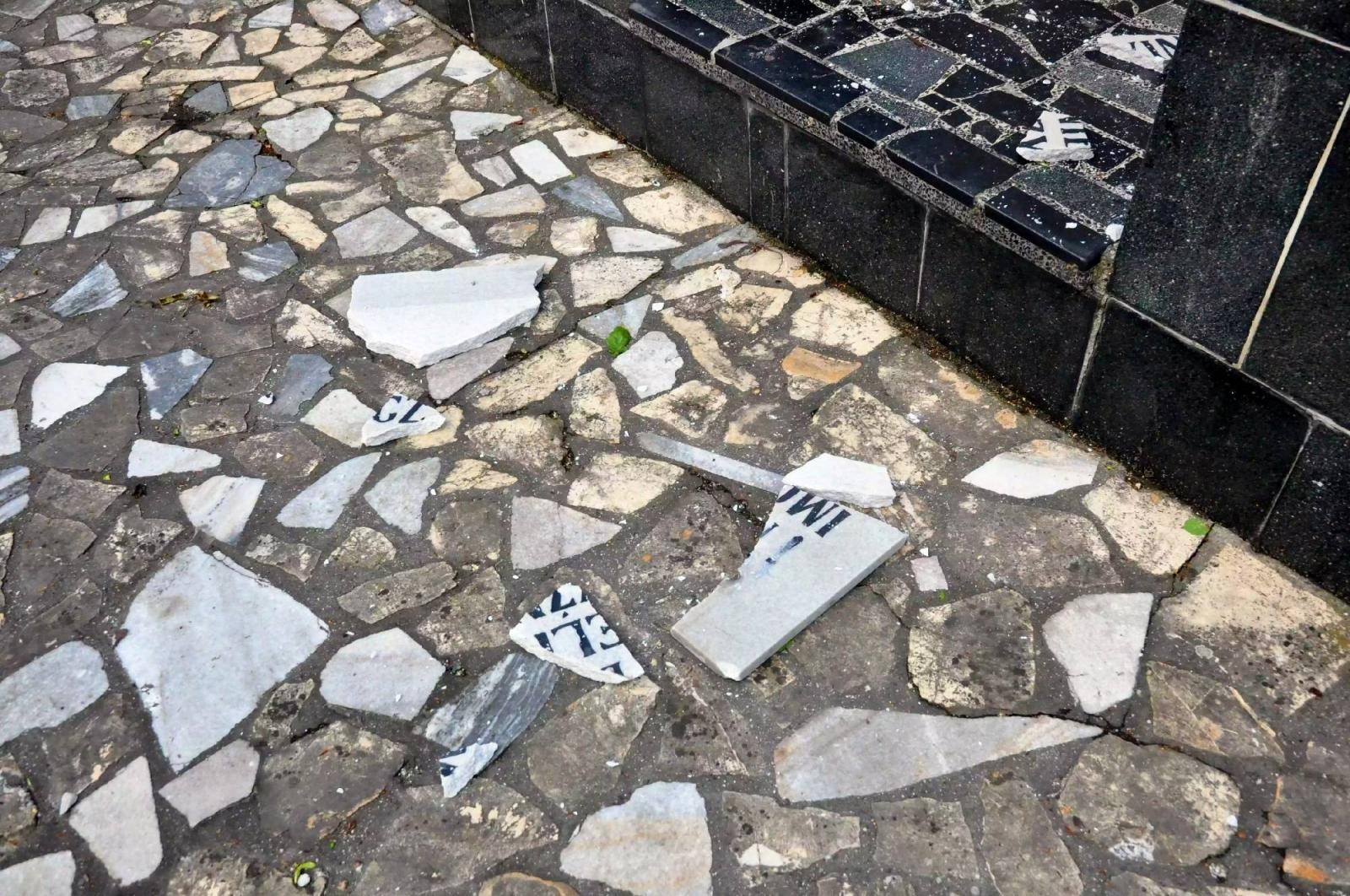 Zdjęcie w galerii na portalu naszraciborz.pl: Dowalanie Ruskim. Kolejny akt wandalizmu na cmentarzu przy Odrostradzie wiadomości z regionu