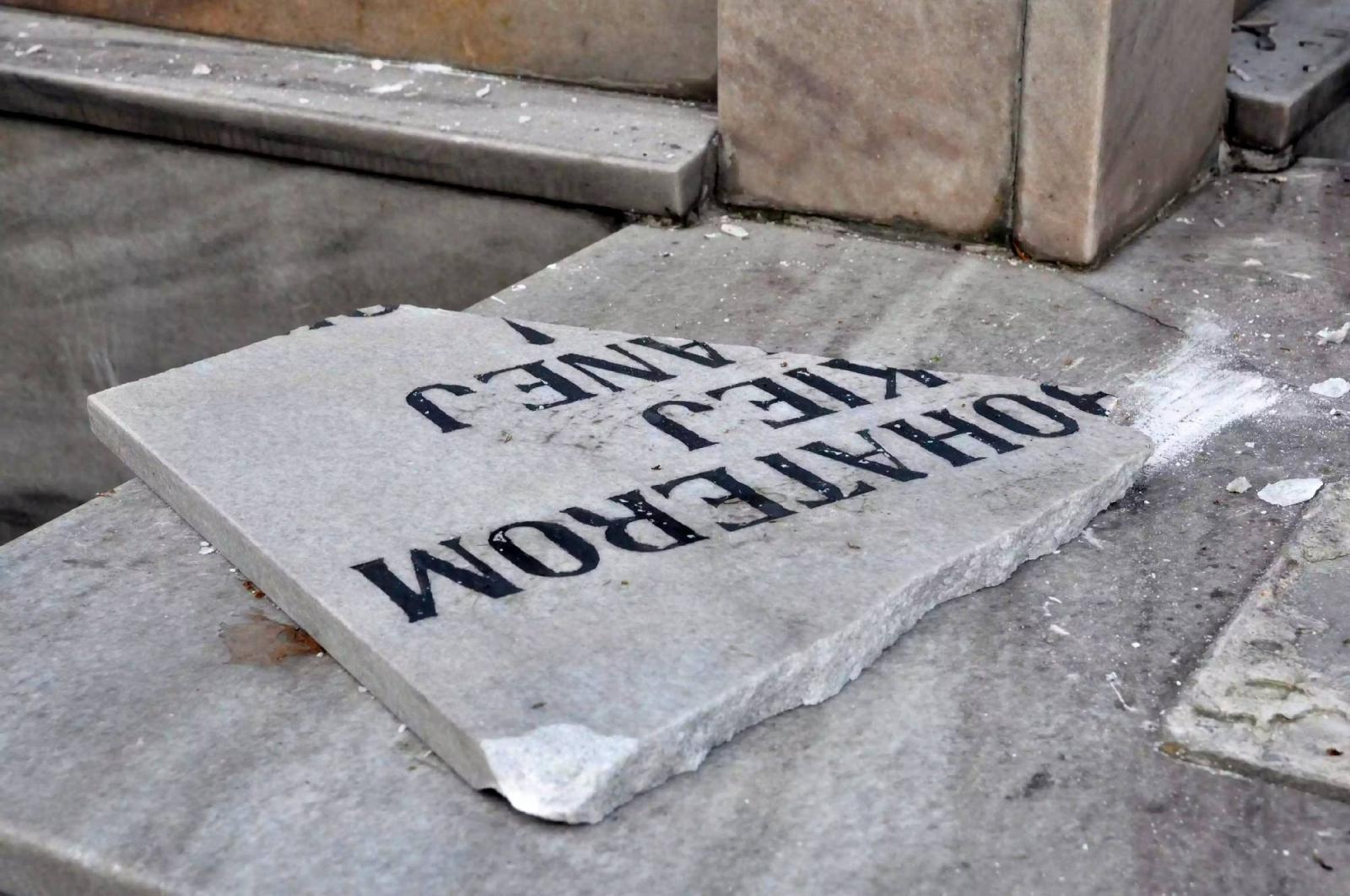 Zdjęcie w galerii na portalu naszraciborz.pl: Dowalanie Ruskim. Kolejny akt wandalizmu na cmentarzu przy Odrostradzie wiadomości z regionu