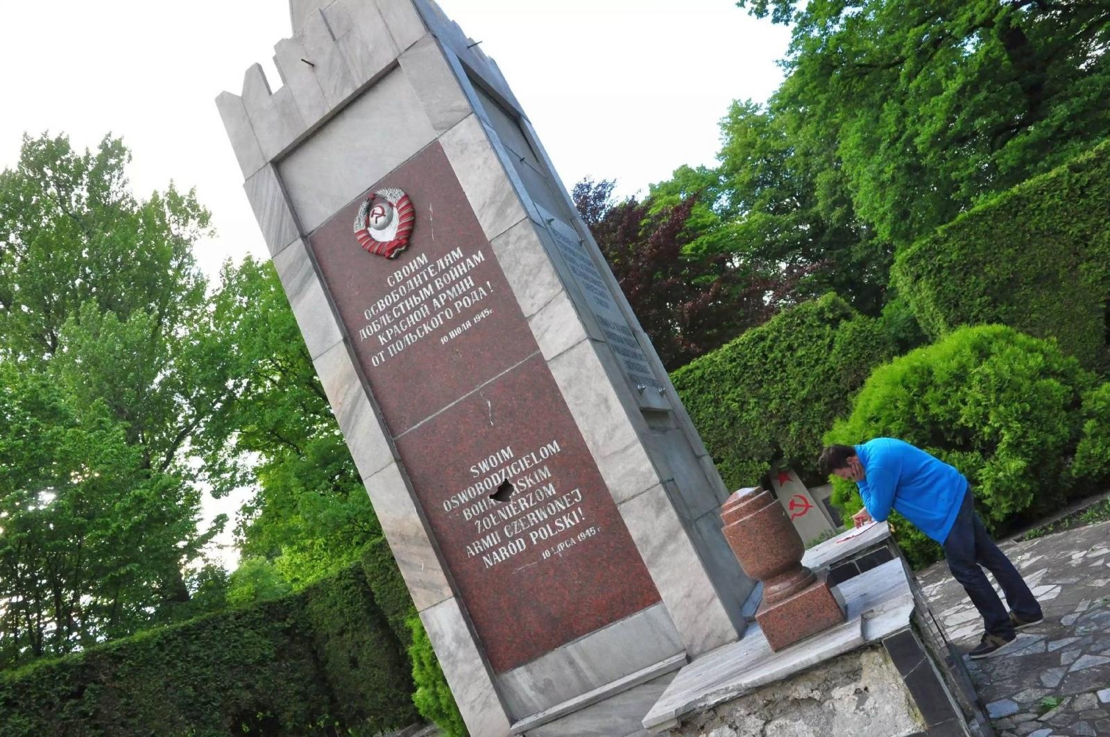 Zdjęcie w galerii na portalu naszraciborz.pl: Dowalanie Ruskim. Kolejny akt wandalizmu na cmentarzu przy Odrostradzie wiadomości z regionu