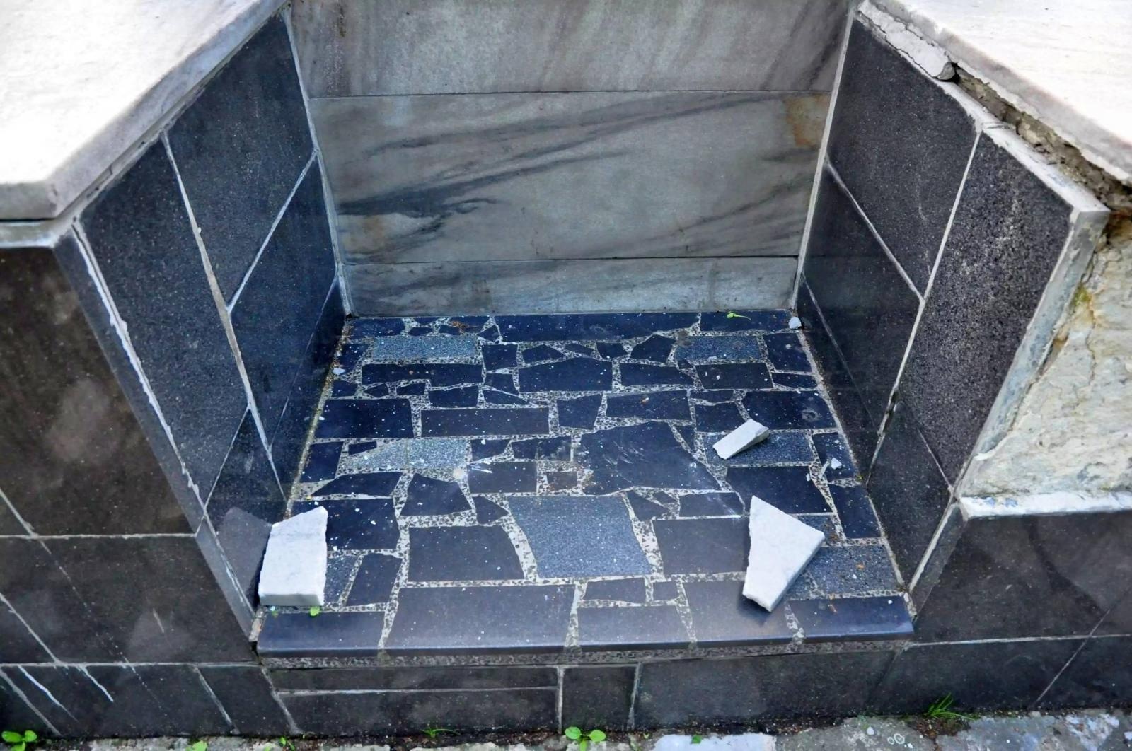 Zdjęcie w galerii na portalu naszraciborz.pl: Dowalanie Ruskim. Kolejny akt wandalizmu na cmentarzu przy Odrostradzie wiadomości z regionu