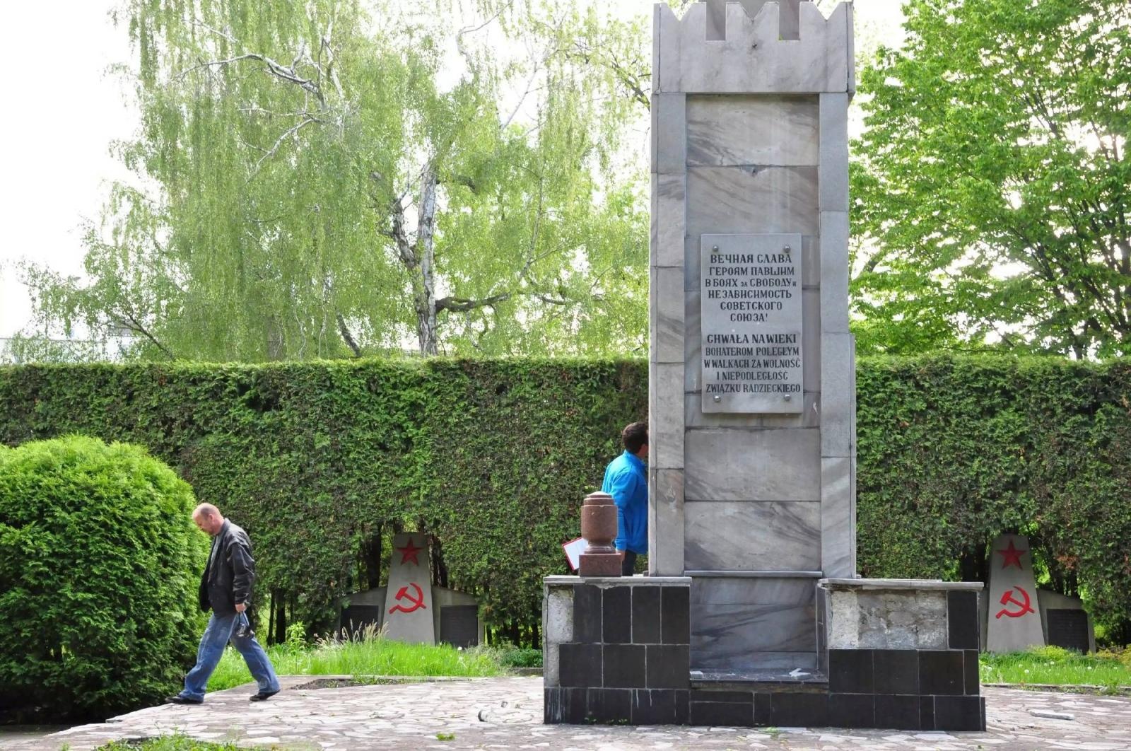 Zdjęcie w galerii na portalu naszraciborz.pl: Dowalanie Ruskim. Kolejny akt wandalizmu na cmentarzu przy Odrostradzie wiadomości z regionu