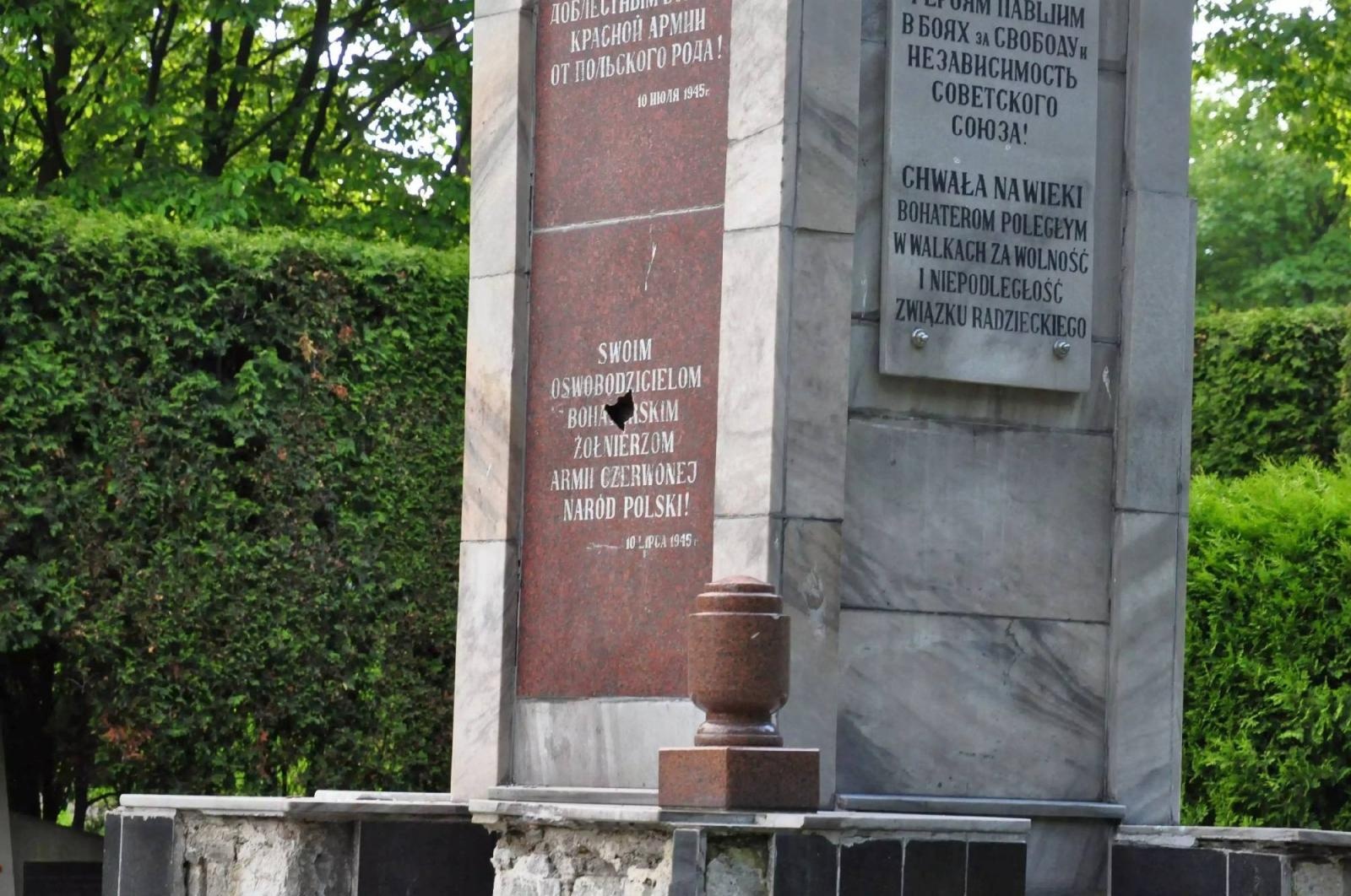 Zdjęcie w galerii na portalu naszraciborz.pl: Dowalanie Ruskim. Kolejny akt wandalizmu na cmentarzu przy Odrostradzie wiadomości z regionu