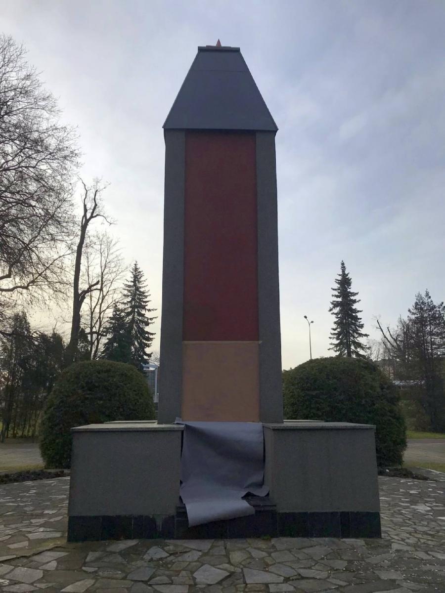 Zdjęcie w galerii na portalu naszraciborz.pl: Dowalanie Ruskim. Kolejny akt wandalizmu na cmentarzu przy Odrostradzie wiadomości z regionu