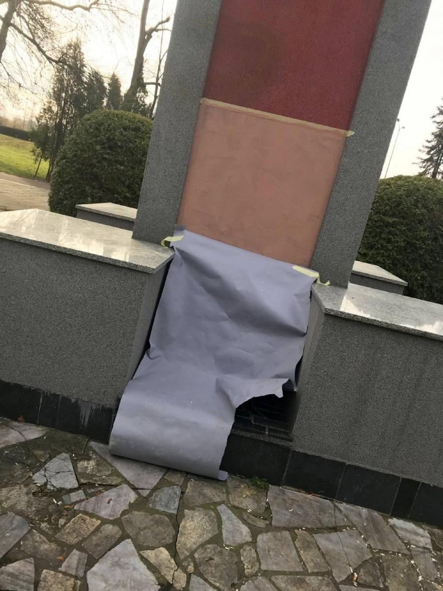 Zdjęcie w galerii na portalu naszraciborz.pl: Dowalanie Ruskim. Kolejny akt wandalizmu na cmentarzu przy Odrostradzie wiadomości z regionu