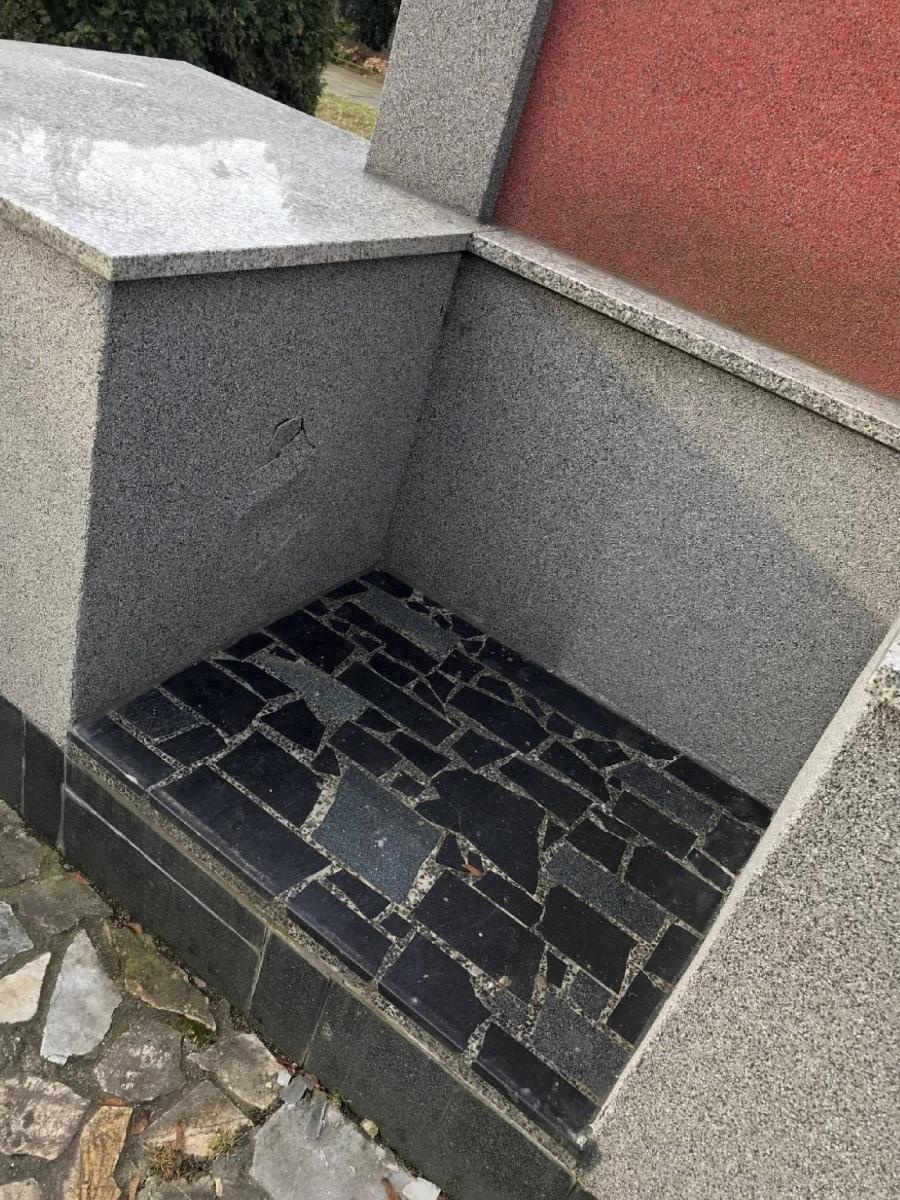 Zdjęcie w galerii na portalu naszraciborz.pl: Dowalanie Ruskim. Kolejny akt wandalizmu na cmentarzu przy Odrostradzie wiadomości z regionu