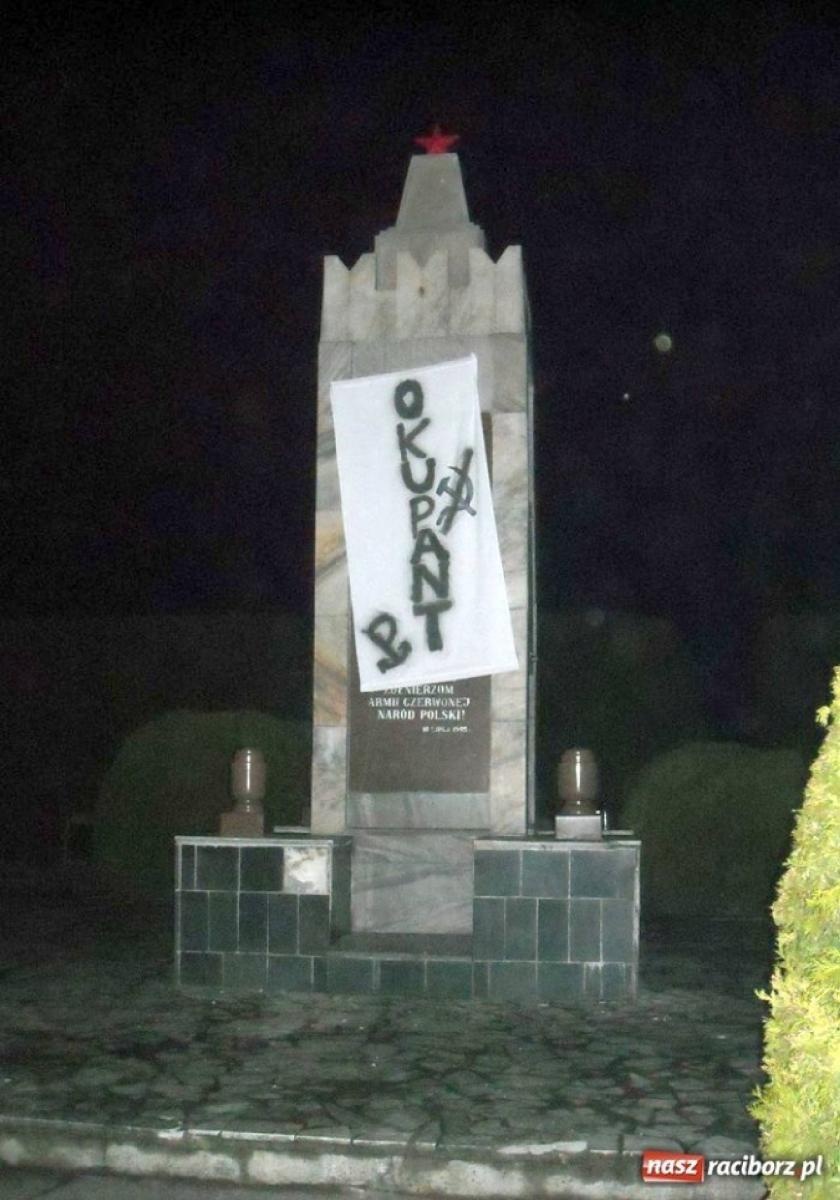 Zdjęcie w galerii na portalu naszraciborz.pl: Dowalanie Ruskim. Kolejny akt wandalizmu na cmentarzu przy Odrostradzie wiadomości z regionu