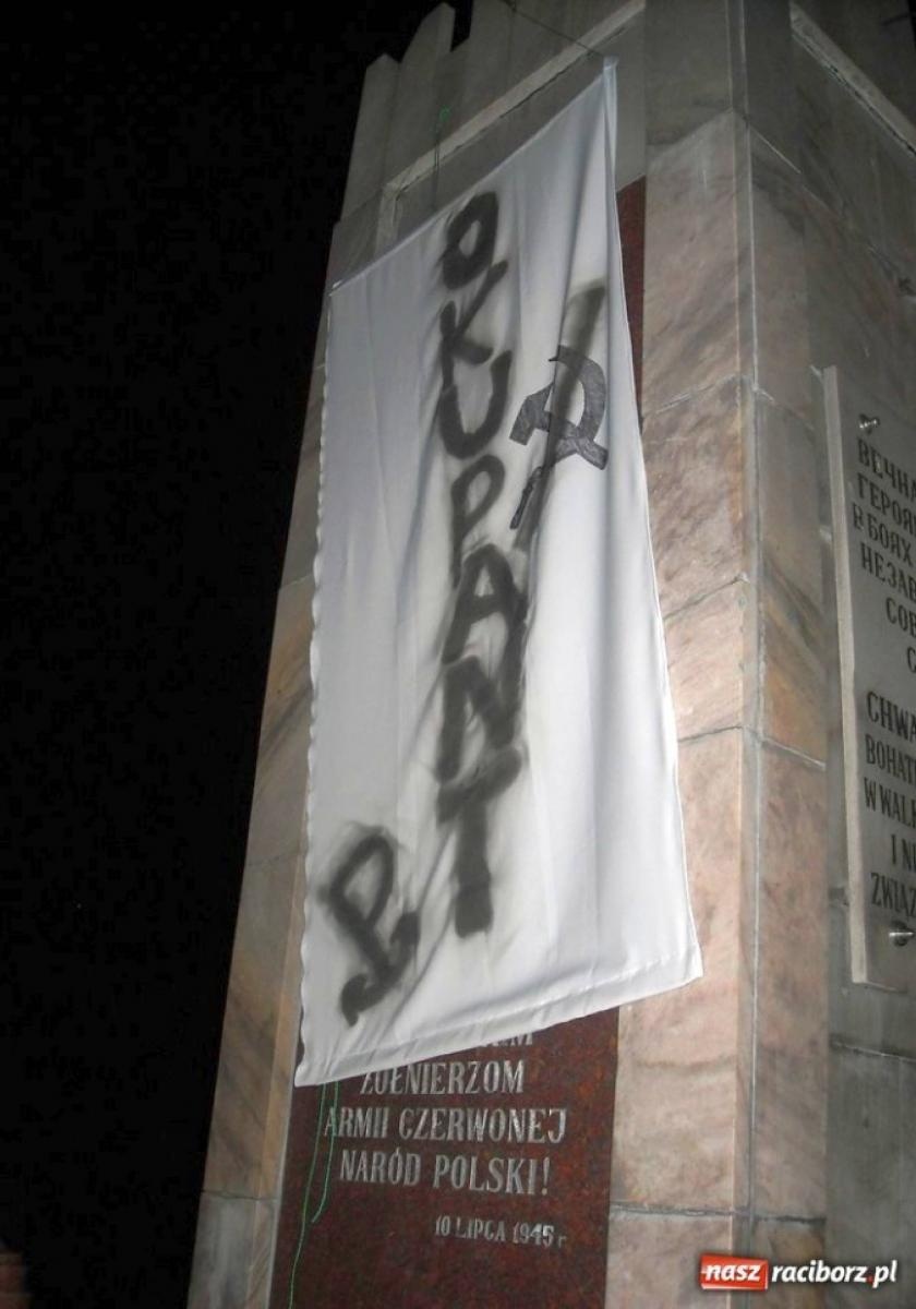 Zdjęcie w galerii na portalu naszraciborz.pl: Dowalanie Ruskim. Kolejny akt wandalizmu na cmentarzu przy Odrostradzie wiadomości z regionu