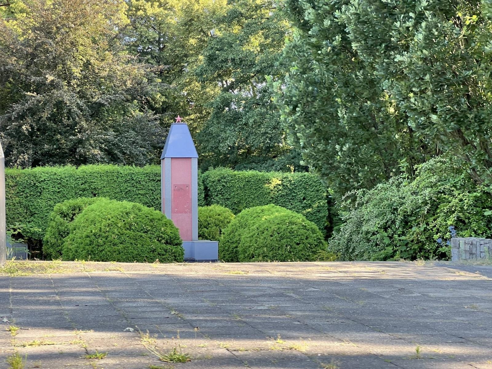 Zdjęcie w galerii na portalu naszraciborz.pl: Dowalanie Ruskim. Kolejny akt wandalizmu na cmentarzu przy Odrostradzie wiadomości z regionu