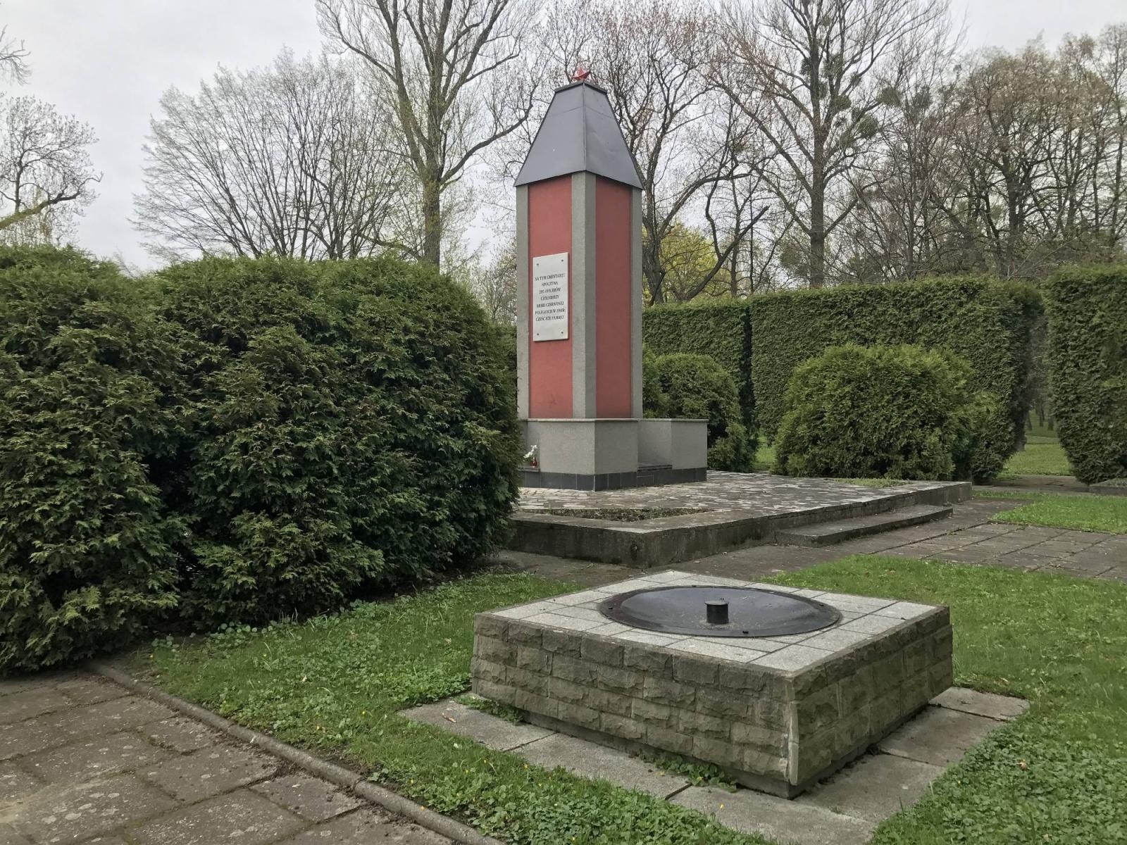 Zdjęcie w galerii na portalu naszraciborz.pl: Dowalanie Ruskim. Kolejny akt wandalizmu na cmentarzu przy Odrostradzie wiadomości z regionu