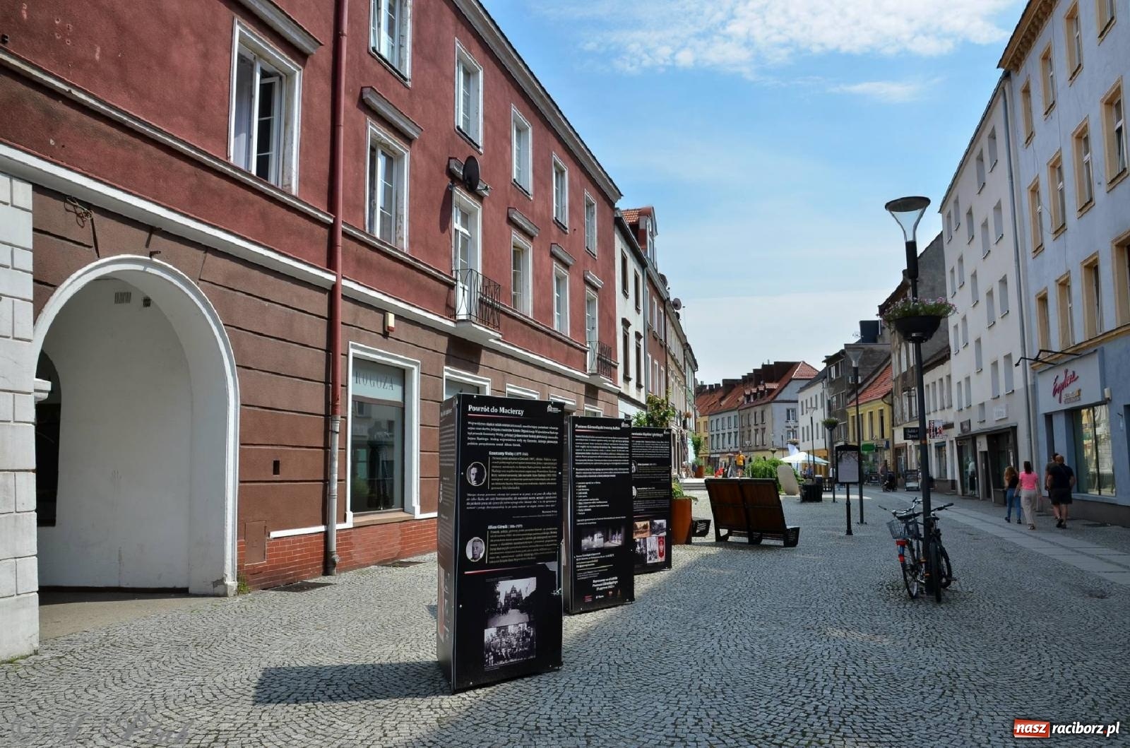 Zdjęcie w galerii na portalu naszraciborz.pl: Panteon Górnośląski - wystawa plenerowa na ul. Długiej wiadomości z regionu