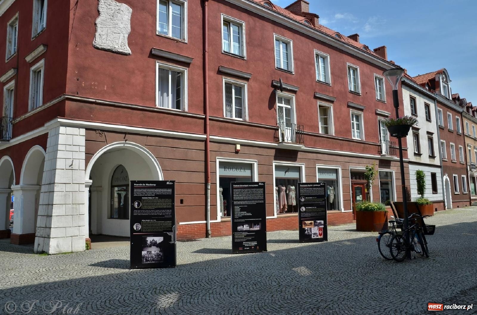 Zdjęcie w galerii na portalu naszraciborz.pl: Panteon Górnośląski - wystawa plenerowa na ul. Długiej wiadomości z regionu