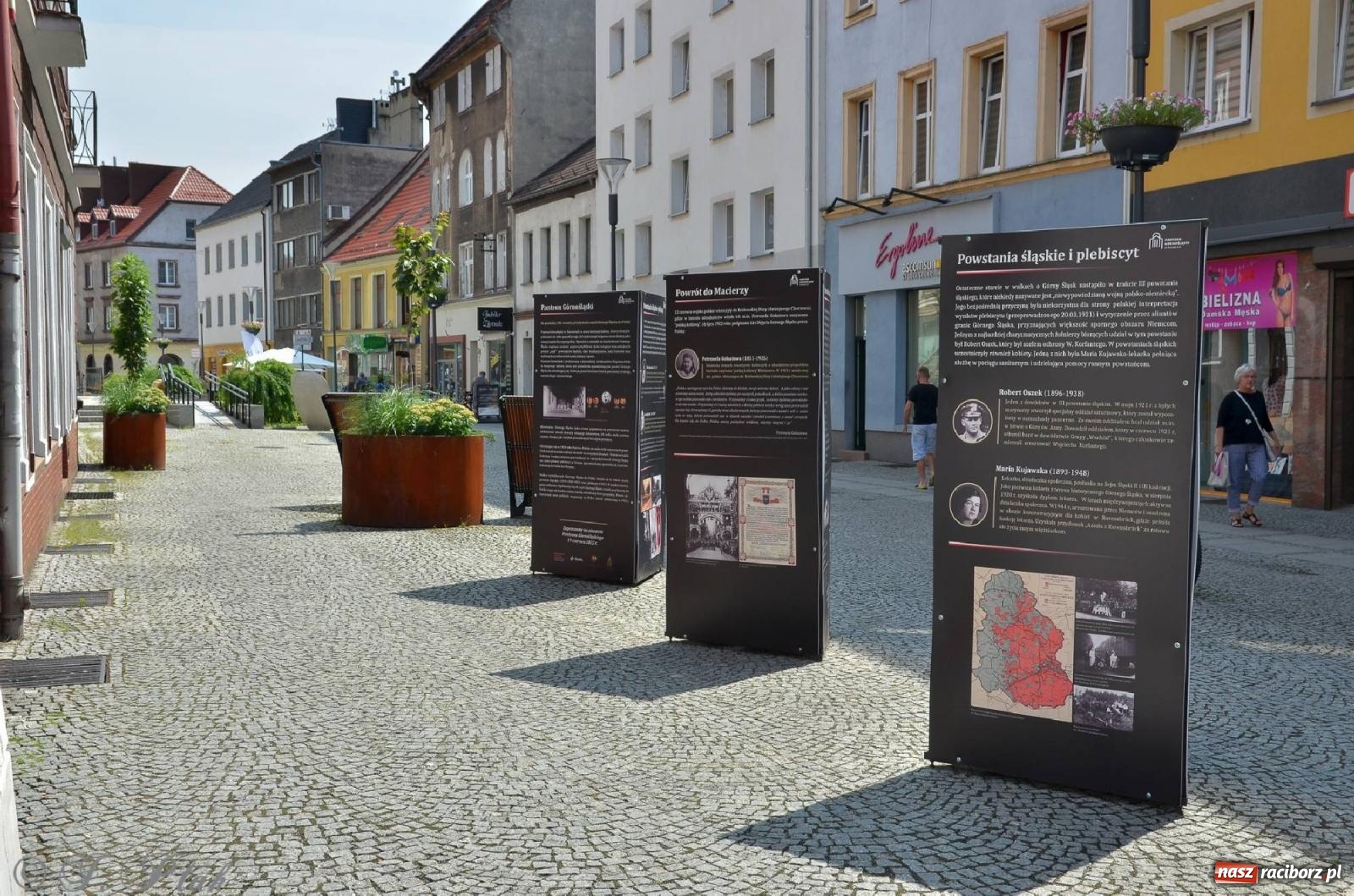 Zdjęcie w galerii na portalu naszraciborz.pl: Panteon Górnośląski - wystawa plenerowa na ul. Długiej wiadomości z regionu