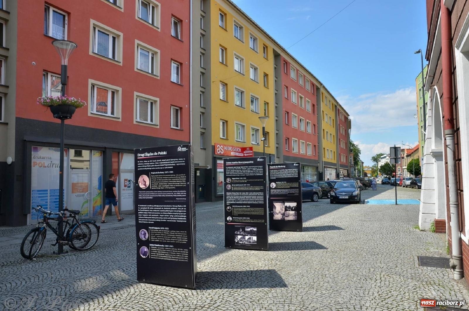 Zdjęcie w galerii na portalu naszraciborz.pl: Panteon Górnośląski - wystawa plenerowa na ul. Długiej wiadomości z regionu