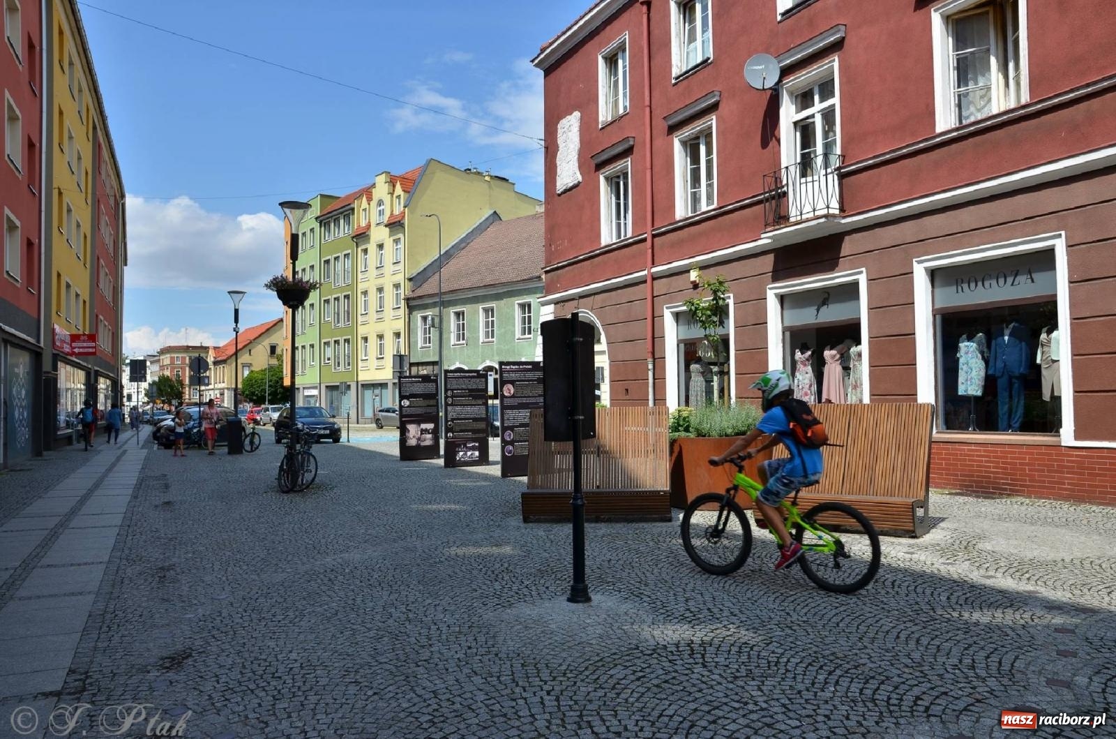 Zdjęcie w galerii na portalu naszraciborz.pl: Panteon Górnośląski - wystawa plenerowa na ul. Długiej wiadomości z regionu