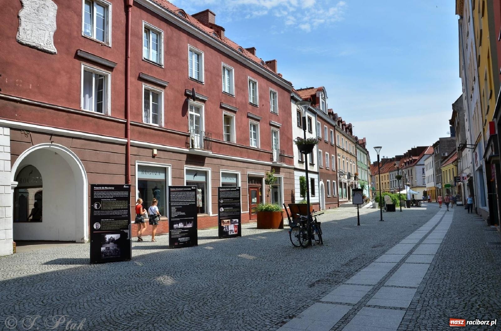 Zdjęcie w galerii na portalu naszraciborz.pl: Panteon Górnośląski - wystawa plenerowa na ul. Długiej wiadomości z regionu