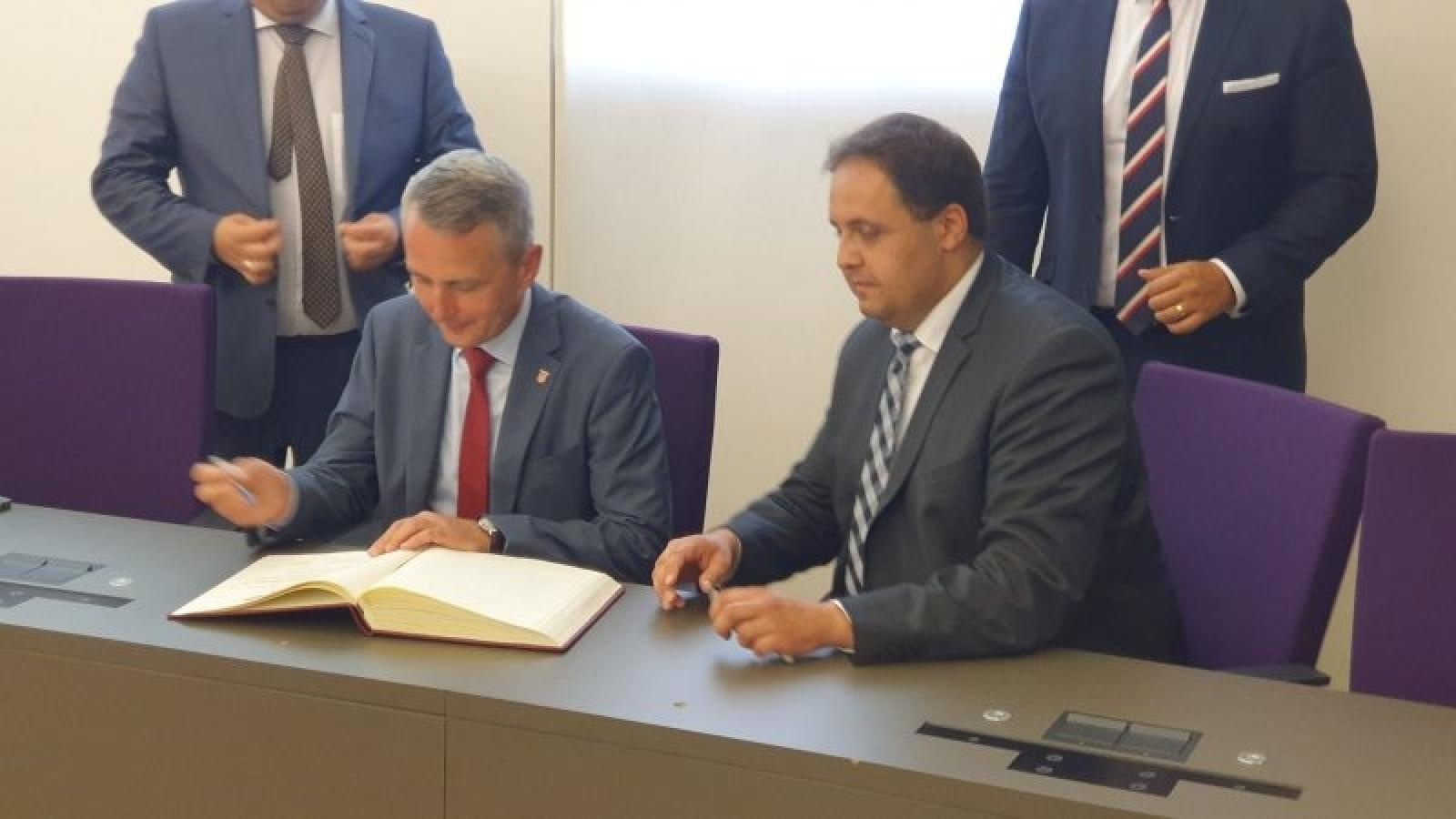 Zdjęcie w galerii na portalu naszraciborz.pl: Prezydenci i radni Raciborza świętowali 50-lecie miasta powiatowego Roth [FOTO] wiadomości z regionu