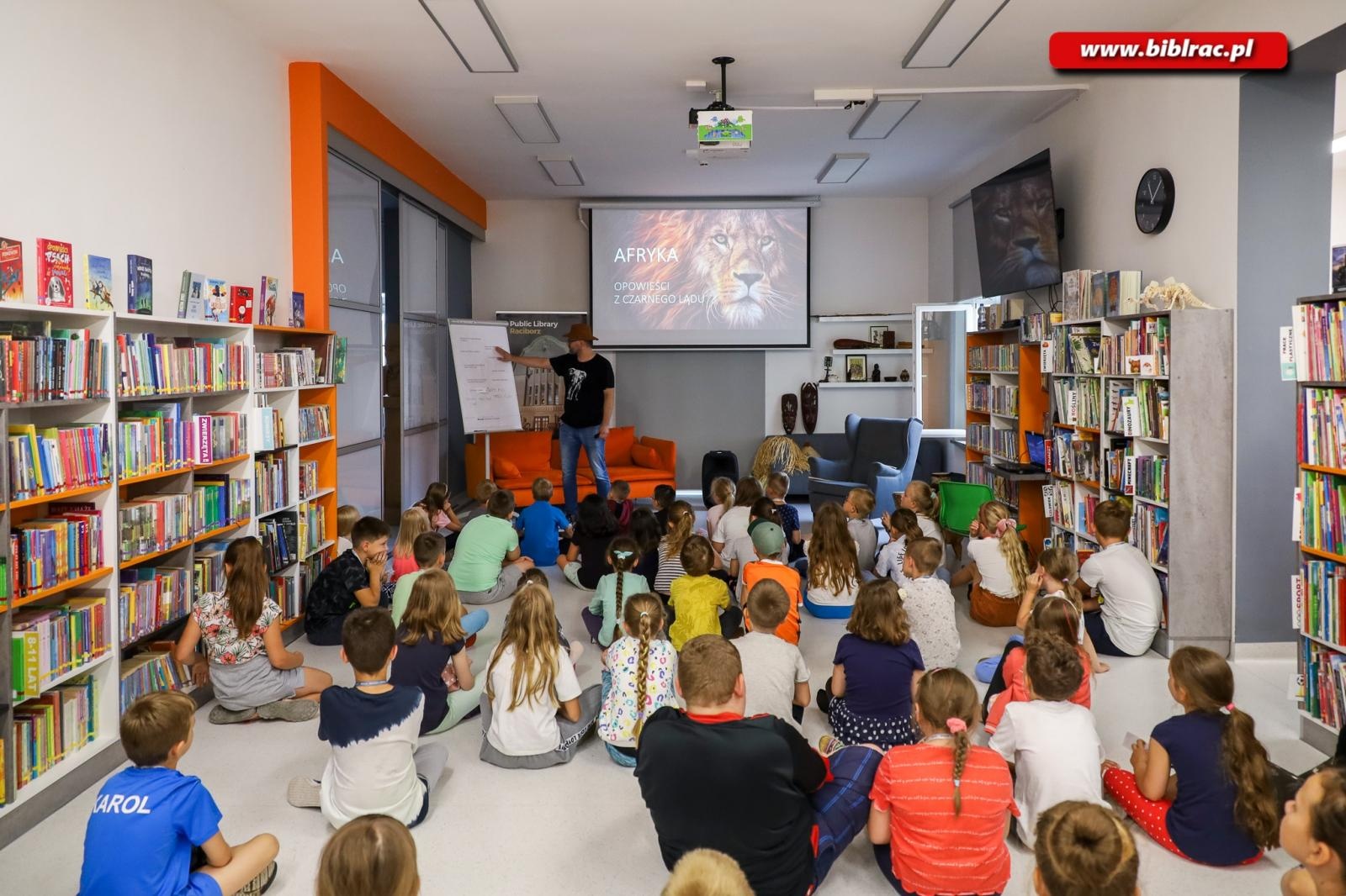 Zdjęcie w galerii na portalu naszraciborz.pl: Raciborska biblioteka przewraca kolejne strony opowieści wiadomości z regionu
