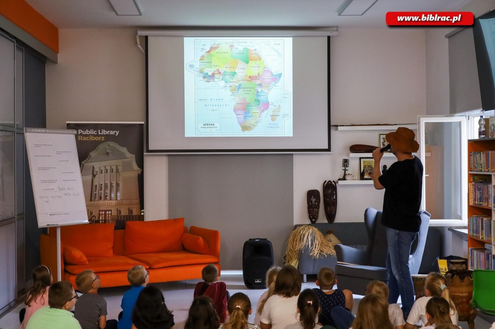 Zdjęcie w galerii na portalu naszraciborz.pl: Raciborska biblioteka przewraca kolejne strony opowieści wiadomości z regionu