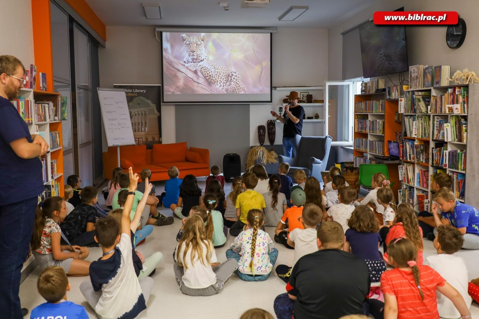 Zdjęcie w galerii na portalu naszraciborz.pl: Raciborska biblioteka przewraca kolejne strony opowieści wiadomości z regionu