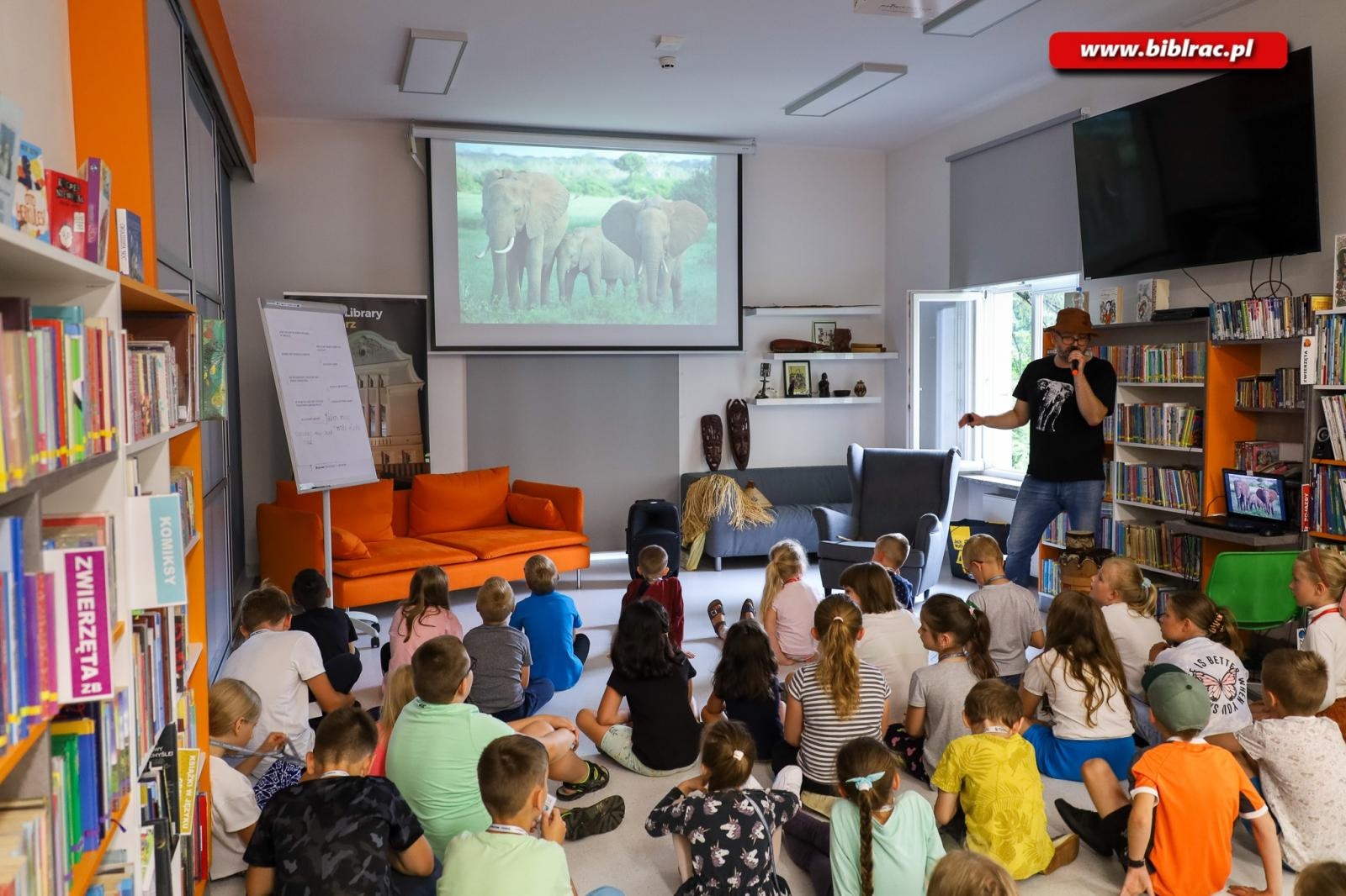 Zdjęcie w galerii na portalu naszraciborz.pl: Raciborska biblioteka przewraca kolejne strony opowieści wiadomości z regionu