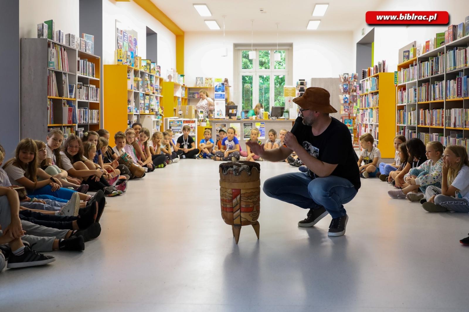 Zdjęcie w galerii na portalu naszraciborz.pl: Raciborska biblioteka przewraca kolejne strony opowieści wiadomości z regionu