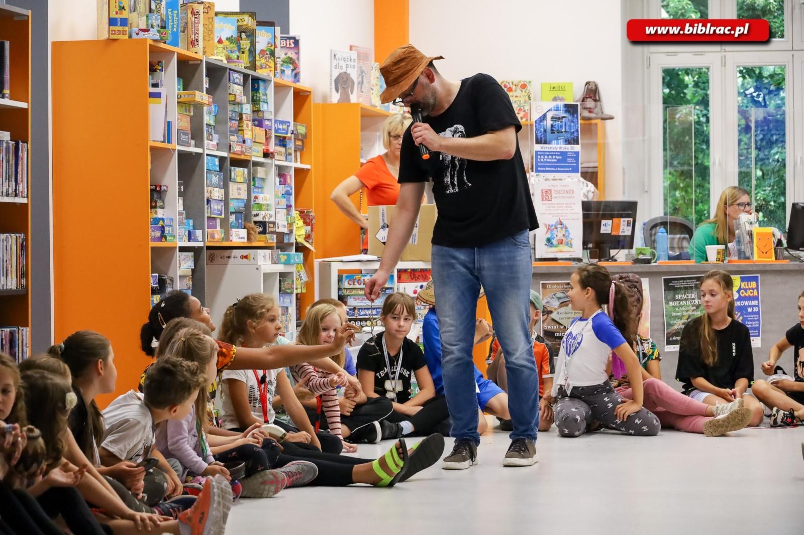 Zdjęcie w galerii na portalu naszraciborz.pl: Raciborska biblioteka przewraca kolejne strony opowieści wiadomości z regionu