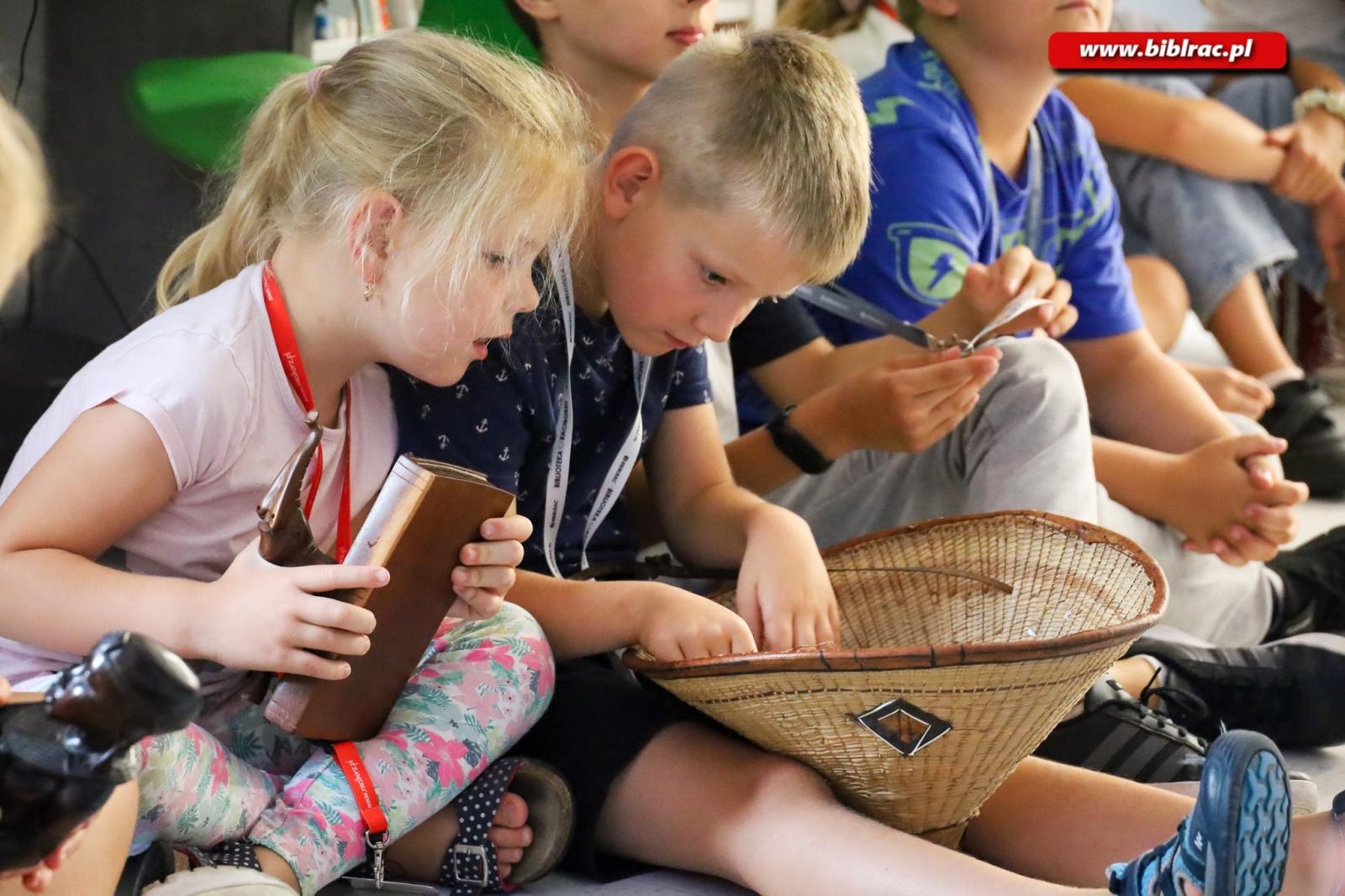 Zdjęcie w galerii na portalu naszraciborz.pl: Raciborska biblioteka przewraca kolejne strony opowieści wiadomości z regionu