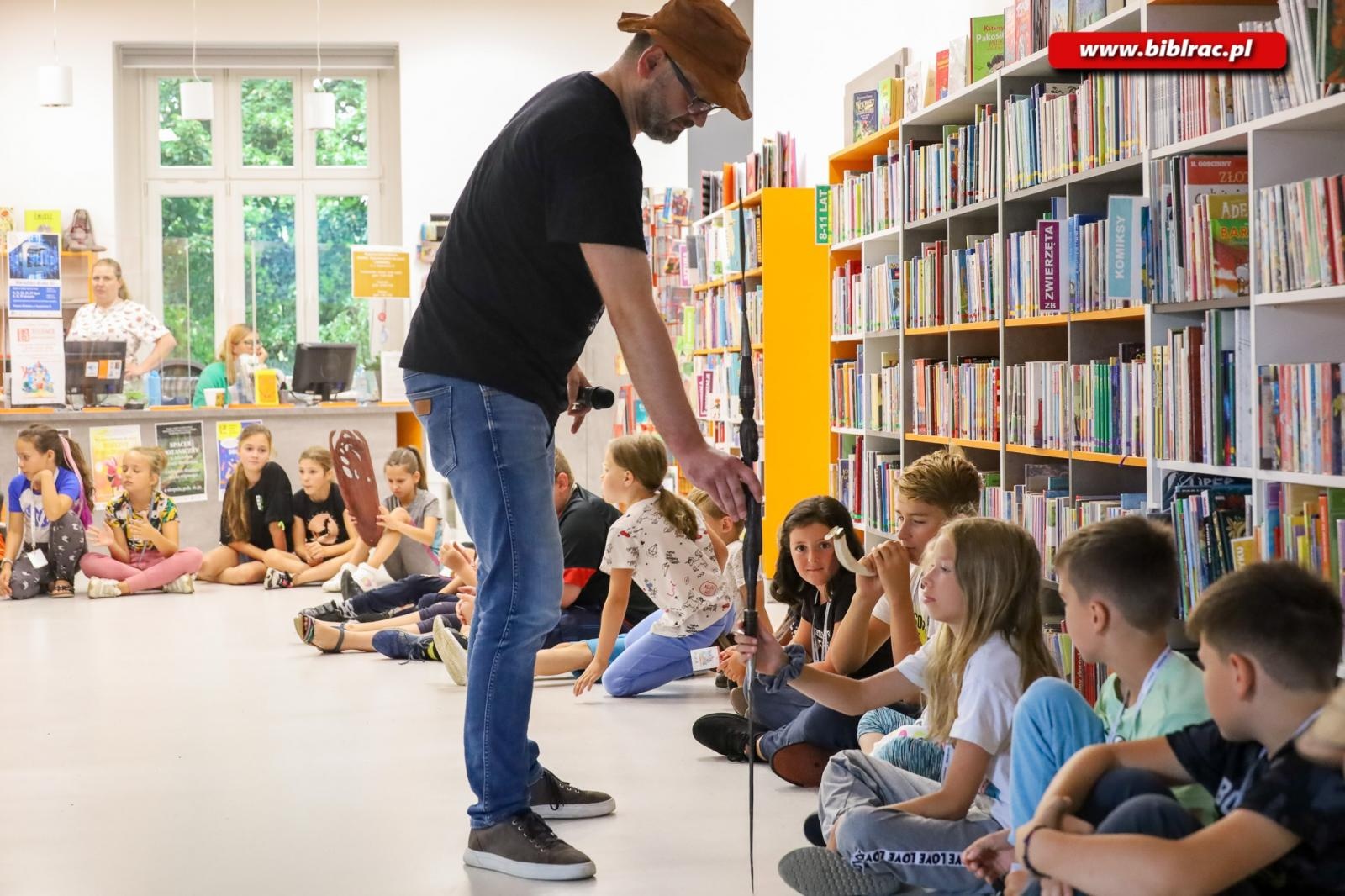 Zdjęcie w galerii na portalu naszraciborz.pl: Raciborska biblioteka przewraca kolejne strony opowieści wiadomości z regionu