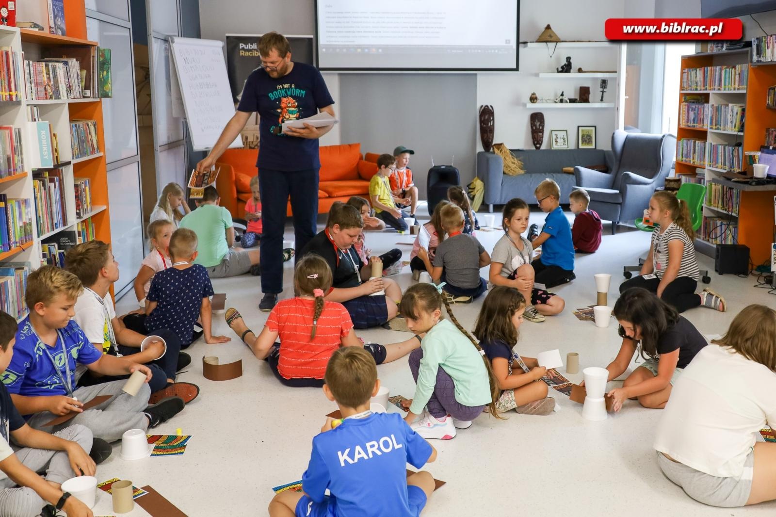 Zdjęcie w galerii na portalu naszraciborz.pl: Raciborska biblioteka przewraca kolejne strony opowieści wiadomości z regionu