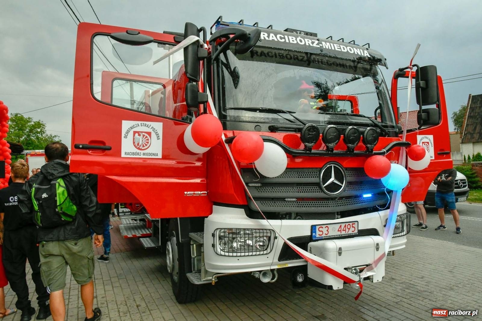 Zdjęcie w galerii na portalu naszraciborz.pl: Strażacy z Raciborza Miedoni przesiedli się do mercedesa [FOTO i WIDEO] wiadomości z regionu
