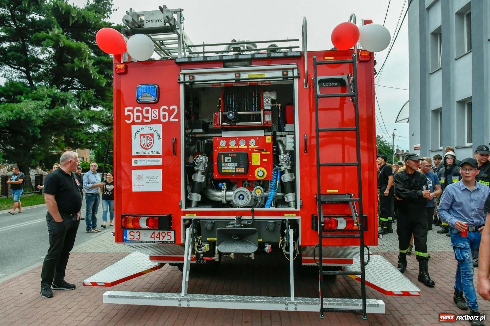 Zdjęcie w galerii na portalu naszraciborz.pl: Strażacy z Raciborza Miedoni przesiedli się do mercedesa [FOTO i WIDEO] wiadomości z regionu