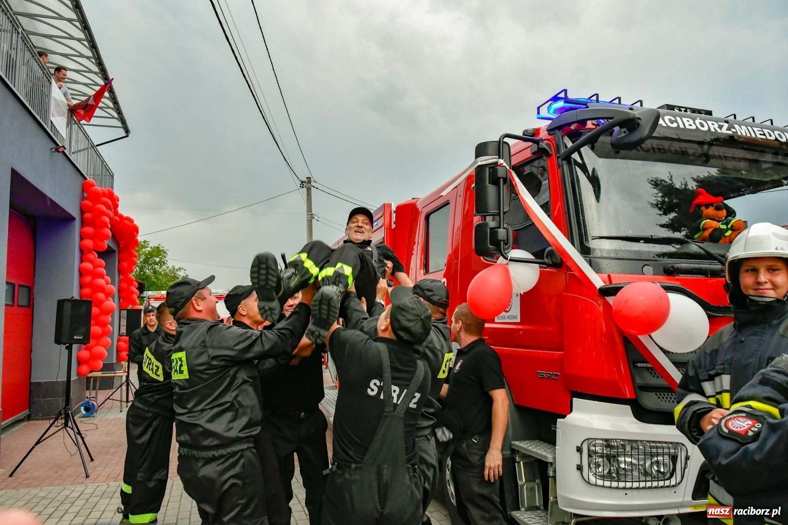 Zdjęcie w galerii na portalu naszraciborz.pl: Strażacy z Raciborza Miedoni przesiedli się do mercedesa [FOTO i WIDEO] wiadomości z regionu