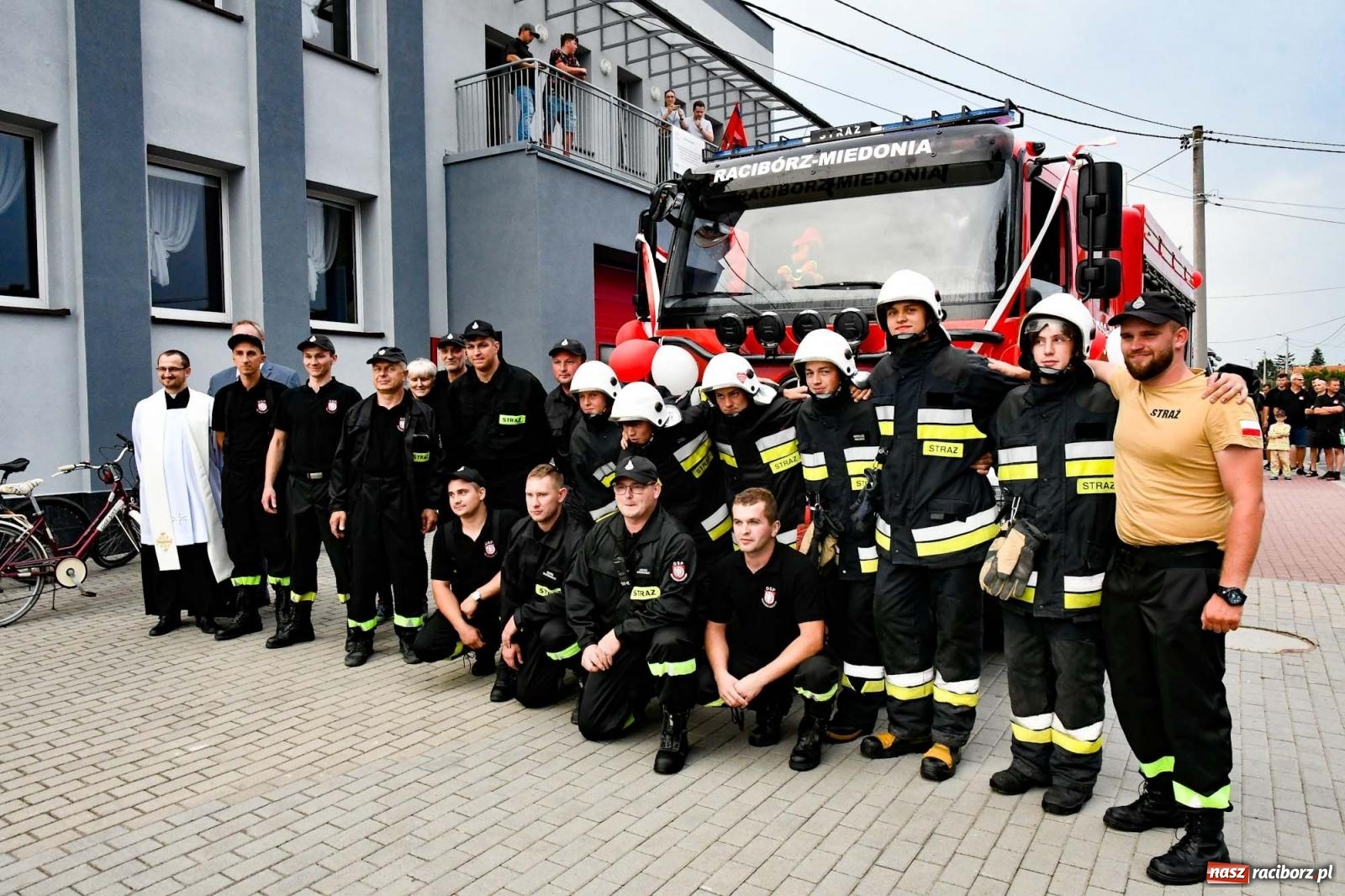 Zdjęcie w galerii na portalu naszraciborz.pl: Strażacy z Raciborza Miedoni przesiedli się do mercedesa [FOTO i WIDEO] wiadomości z regionu