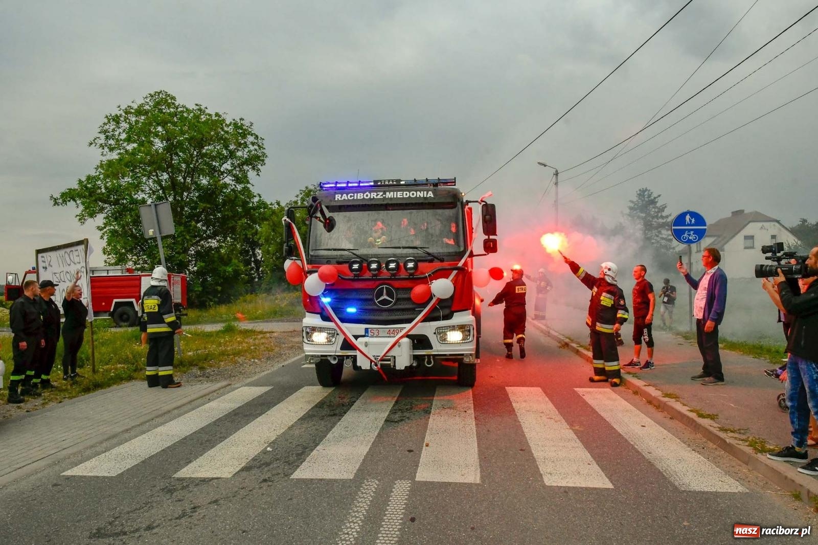 Zdjęcie w galerii na portalu naszraciborz.pl: Strażacy z Raciborza Miedoni przesiedli się do mercedesa [FOTO i WIDEO] wiadomości z regionu